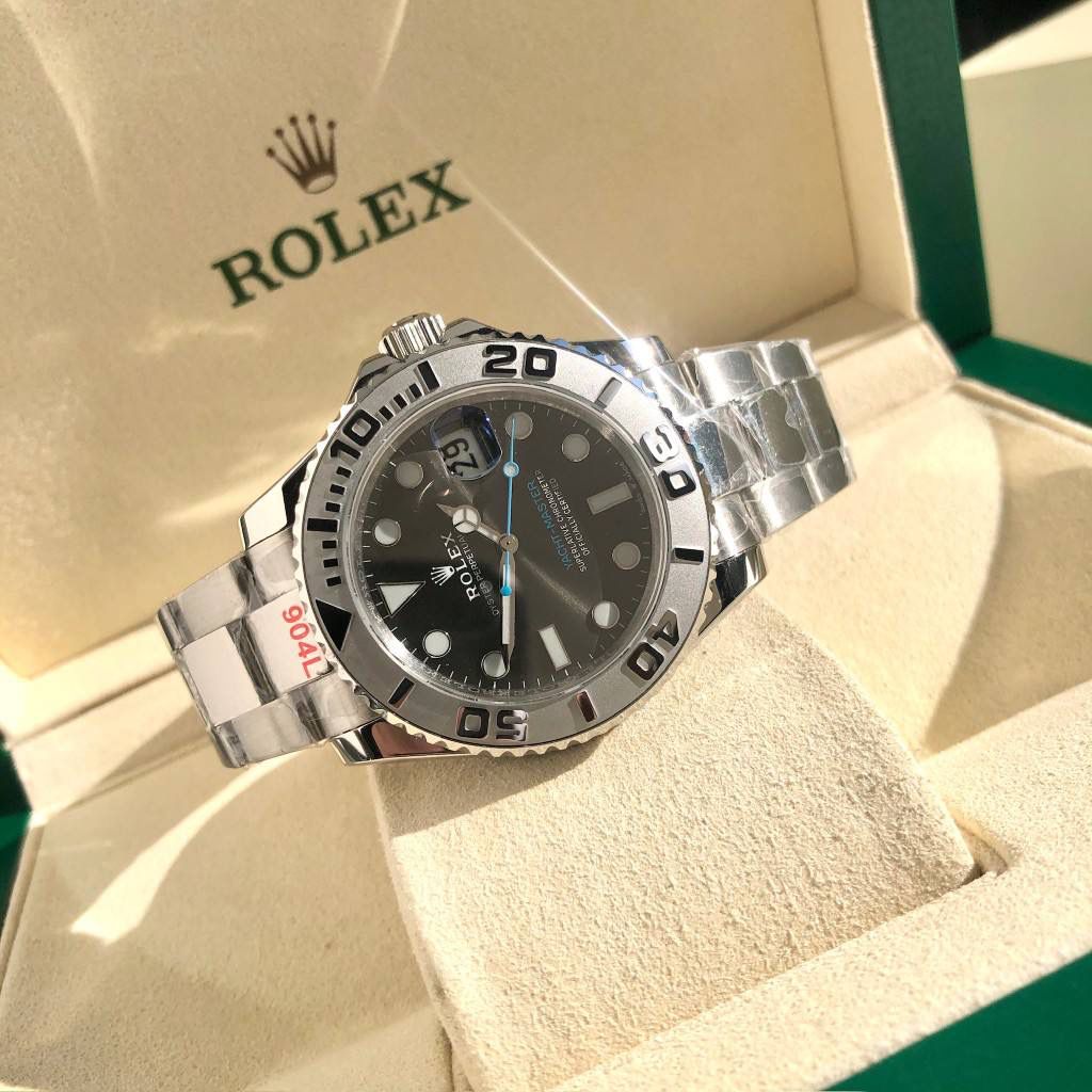 【经典名仕 一劳永逸】劳家爆款游艇名仕型系列m126622-0001男士腕表40mm游艇出货，继续秉承AD家族优质特色、独家出品一表一码，三码合一 【机芯】搭载AD专注而制0️⃣返修、💯全新原装西铁城8215全自动机械机芯，走时精准，性能优异，动力储备高达48小时 【表壳】316L精钢表壳 高端同步防指纹[强]陶瓷圈口原版同步双向旋转，完美呈现与原版一致的弧度、光泽，超强高密度矿物质玻璃镜面，精致的做工完美秉承原装的潜水游泳🏊‍♀️性能 【字面】大厂同步超强夜光，夜光刻度、表针无瑕疵斑点、晶莹剔透，细节同步正品，内影圈刻字清晰，字体匀称 【表带】搭载316精钢表链可调节原装表扣