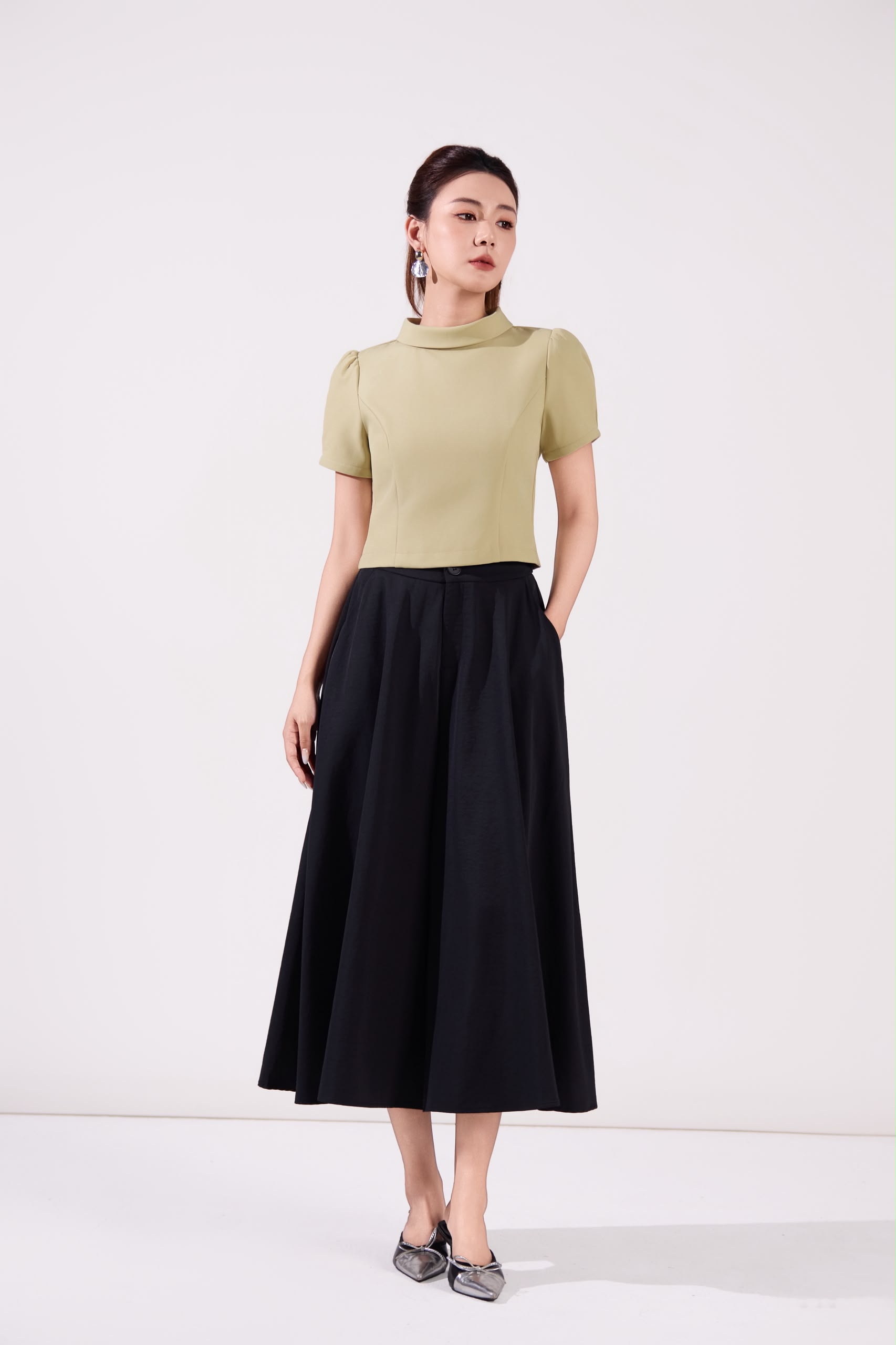 10141375 Elegant Mock Neck Puff Sleeve Top