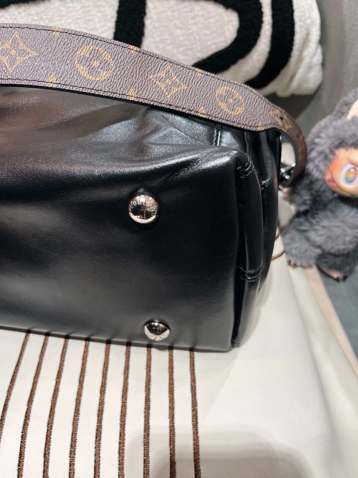Lv CarryAll cargo Vibe pm leather 33.5 x23xd15cm 100%Authentic,98%new ✅收據 ✅dust bag ✅box