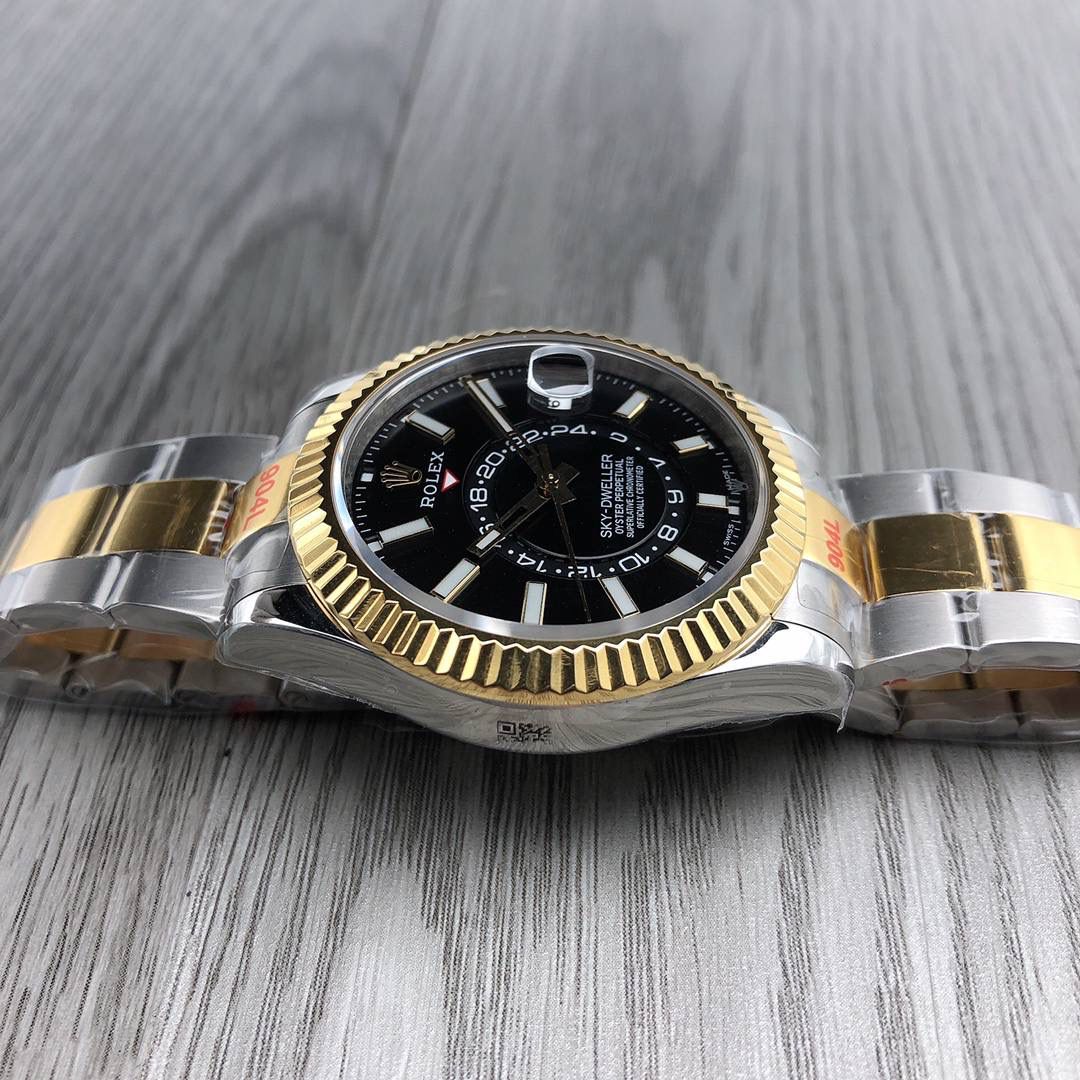 劳力士 Rolex Sky-Dweller ！纵航者型系列 m326933-0005 🎮OT1 【表壳】尺寸42MM，沉稳可靠、雍容大度！表圈采用劳力士Ring Command三角坑纹，旋转外圈可调转月份功能！抗刮损蓝宝石水晶，防反光凸透式放大日历窗【表带:】(蚝式钢)，蚝式，三排链节 🎮 蚝式摺扣配5毫米易调链节伸展系统【表盘】放射太阳纹理，刻度12小窗口红点月 份显示【机芯】搭载全自动机械9001机芯【功能】日期显示 月份显示 年历显示 双时区 🎮