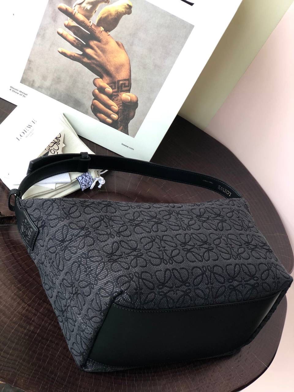 * 𝘊𝘶𝘣𝘪 𝘈𝘯𝘢𝘨𝘳𝘢𝘮 提花布手袋✌️ 大号尺寸:27-17-22cm（顶部宽处34cm） 编码:062102 黑色【配全套礼盒】 包包面料挺括度适中，没有固定形状 ，背上出门慵懒氛围感十足😘，肩带可以调节，伸缩至腋下背，单肩，手拎皆可