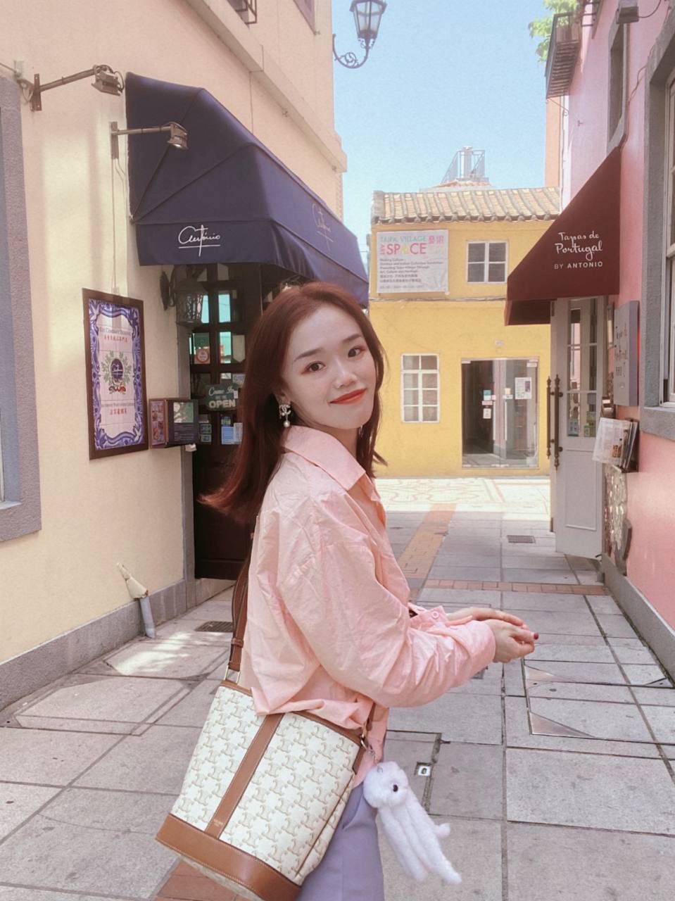 🔥大货实拍图 𝗖𝗘𝗟𝗜𝗡𝗘♥𝗧𝗥𝗜𝗢𝗠𝗣𝗛𝗘 𝗖𝗔𝗡𝗩𝗔𝗦小号水桶 型号：191442 尺寸：30*22*13cm。 小个子女生也能轻松hold住的水桶包🧡