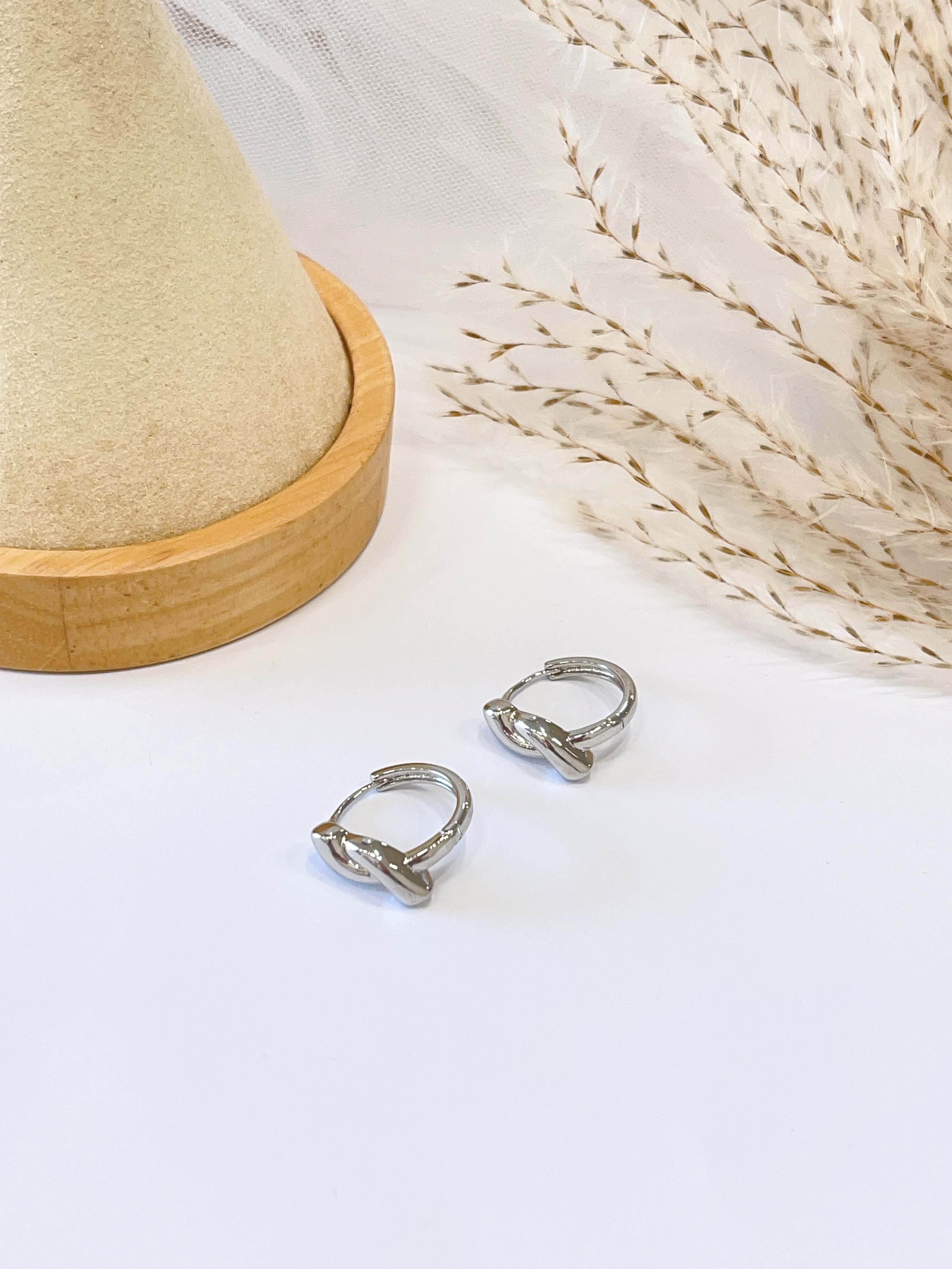 简约里的小心机打结素面耳环