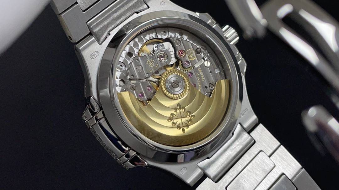 新品 重金打造经典时计——百达翡丽7118女士鹦鹉螺 满钻限量款 少量到货，限量供应（全身采用八心八箭天然奥宝水钻） 🉐️赠送价值💰288旅行便捷定制手表表盒 腕表:定制324 S自动一体上链机械机芯，中心大秒针 表盘:密镶钻，拥有286颗钻 表壳:密镶拥有518颗钻，拥有蓝宝石水晶透盖。防水系数30米。直径35.2mm 表链:采用拥有1729钻采用罕见的“不规则雪花镶钻”工艺，令腕表更添耀眼光彩，这项工艺需要将大小各异的钻镶嵌并固定到位，尽可能隐匿每颗钻之前的贵金属痕迹。 顶配鹦鹉螺7118满天星 目前算是最奢华的女款鹦鹉螺 应该没有人能拒绝了它了吧 雪花❄️镶钻全身 不仅是表盘，表带都是雪花镶钻总之一个字“闪”（白色为真空炉内白金，玫色为真空炉内纳米玫瑰金） 精品，欢迎表友品鉴！