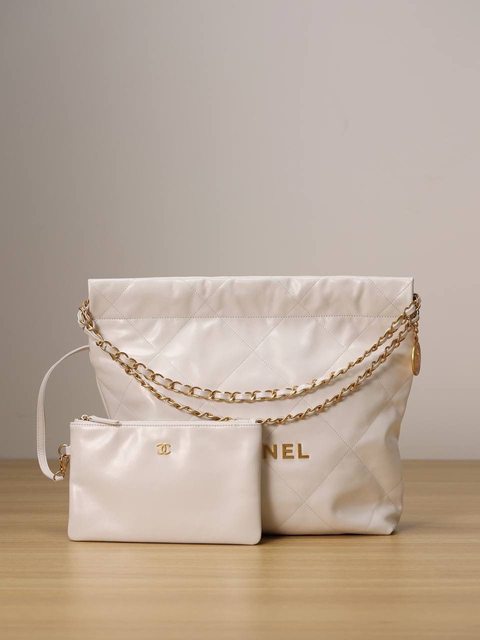 小香全新 22bag白色小号👜❤️‍🩹 超大容量手袋 斜跨托特包 光面小牛皮 金色LOGO 白色垃圾袋小号独家渠道来啦 我们只做唯一的渠道货，唯一独家对比正品的欧洲渠道货 尺寸：35 x 37 x 7cm