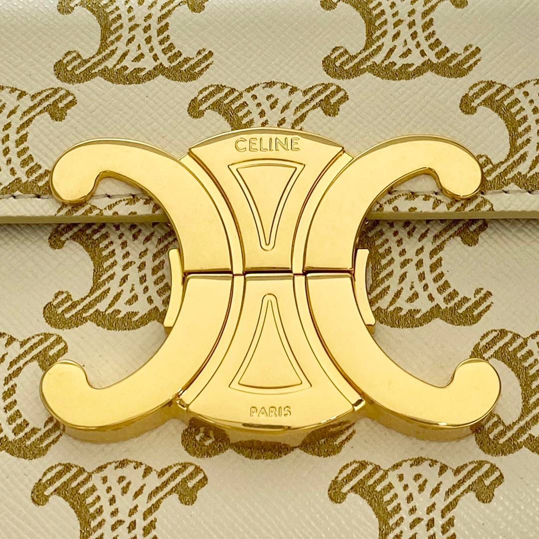 🔥大货实拍图 𝗖𝗘𝗟𝗜𝗡𝗘 ♥ 𝗧𝗥𝗜𝗢𝗠𝗣𝗛𝗘 𝗦𝗛𝗢𝗨𝗟𝗗𝗘𝗥 𝗕𝗔𝗚 感觉这两年𝐂𝐞𝐥𝐢𝐧𝐞是不是打开了任督二脉！出的包是越来越绝了！新款凯旋门腋下包简直惊喜爆棚！确认过眼神是我想要的包！必须要拥有的那种❗️ 型号：194142 尺寸：20*10*4cm