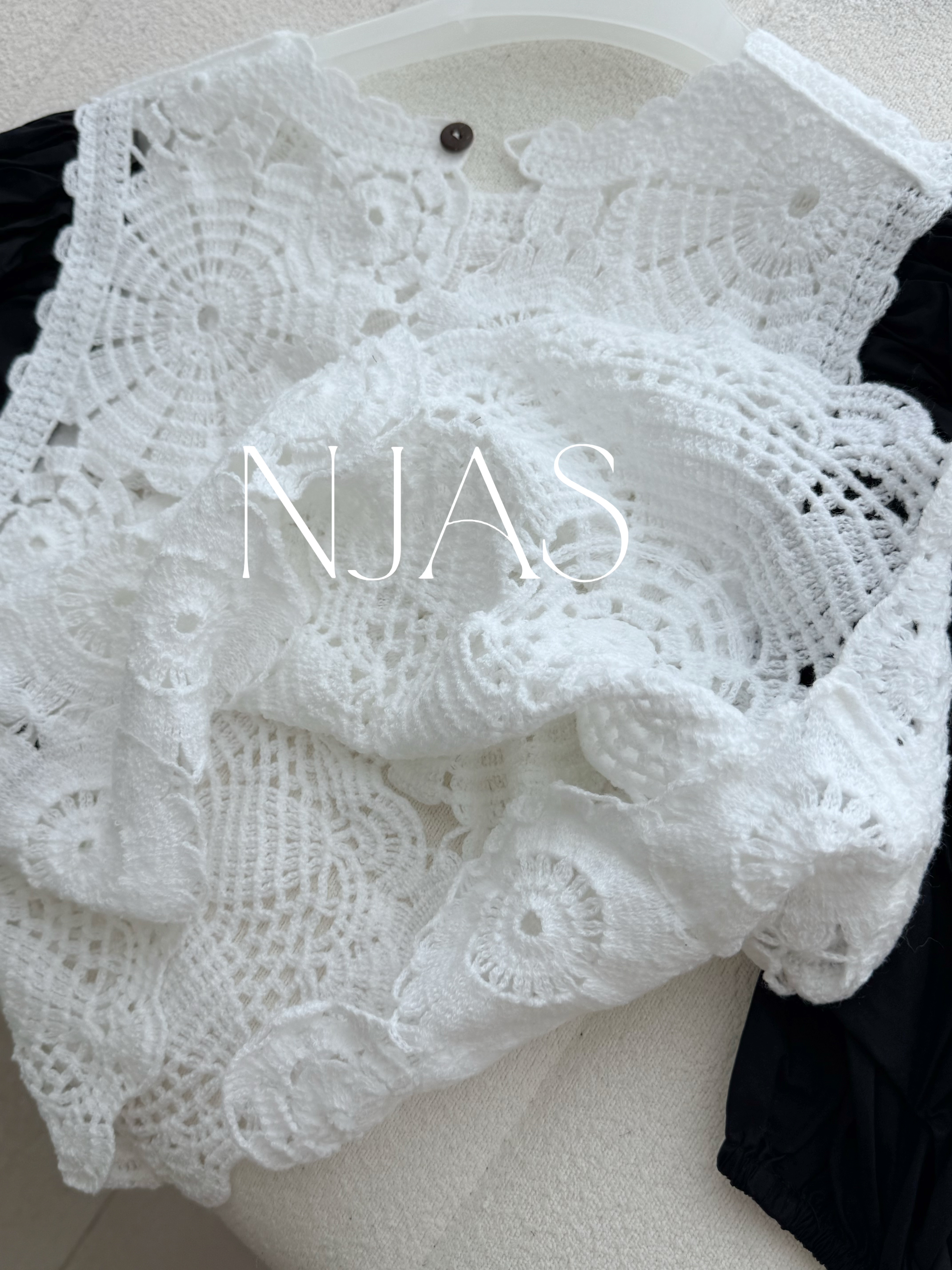 Crocheted puff sleeves blouse (Ivory)