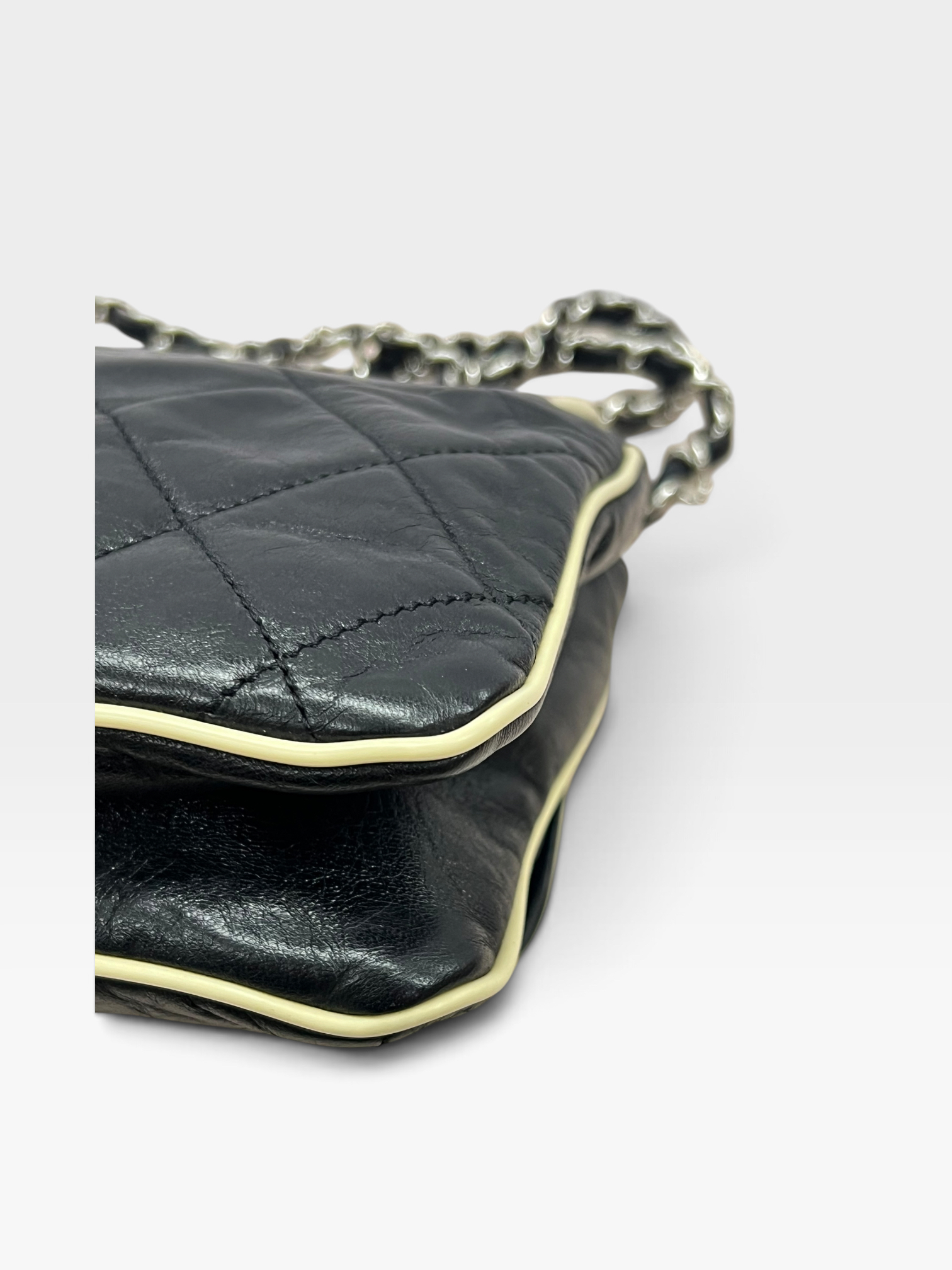 Pre-Owned CHANEL 2.55 East/West Flap Bag / Product Code: 082804