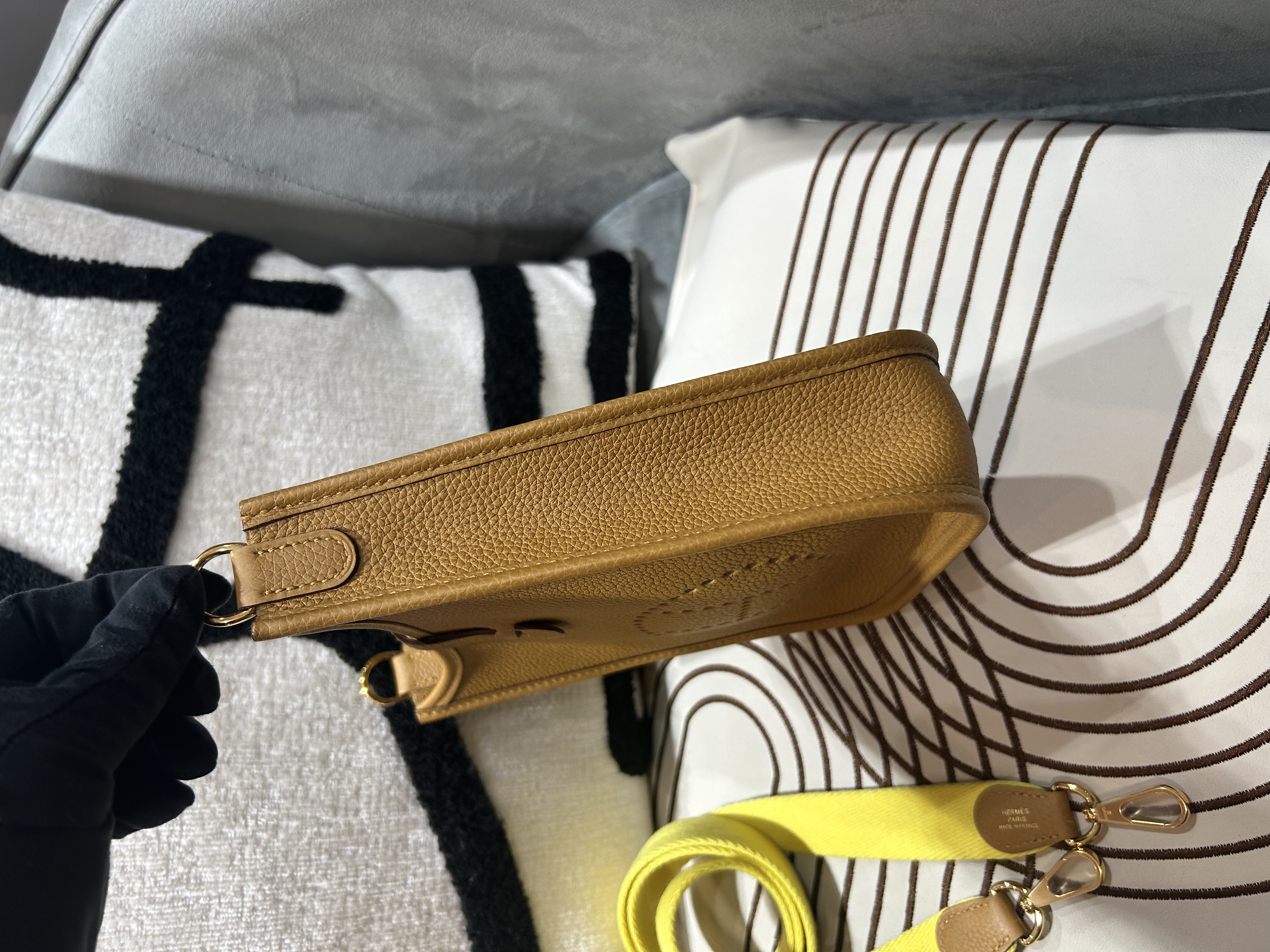 全新 Hermes mini evelyne ,芝麻色金扣 STAMP Z 100%Authentic ,全新未使用品  ✅strap ✅dust bag✅box