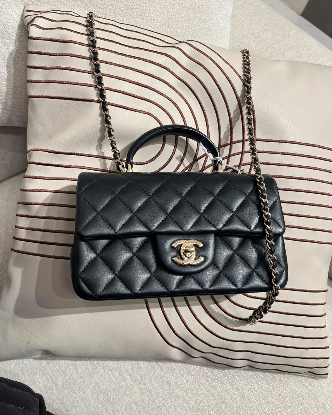 Chanel mini flap bag with Top handle AS2431 黑金 100%Authentic ,95%new ✅晶片✅塵袋✅box
