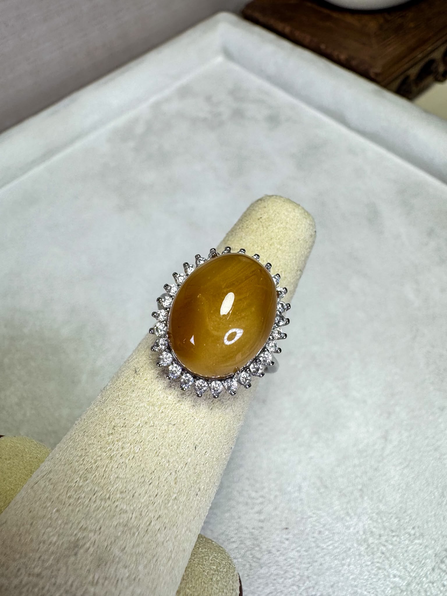 蛋面蜜蠟戒指配閃耀晶鑽鑲嵌(11x15+mm)