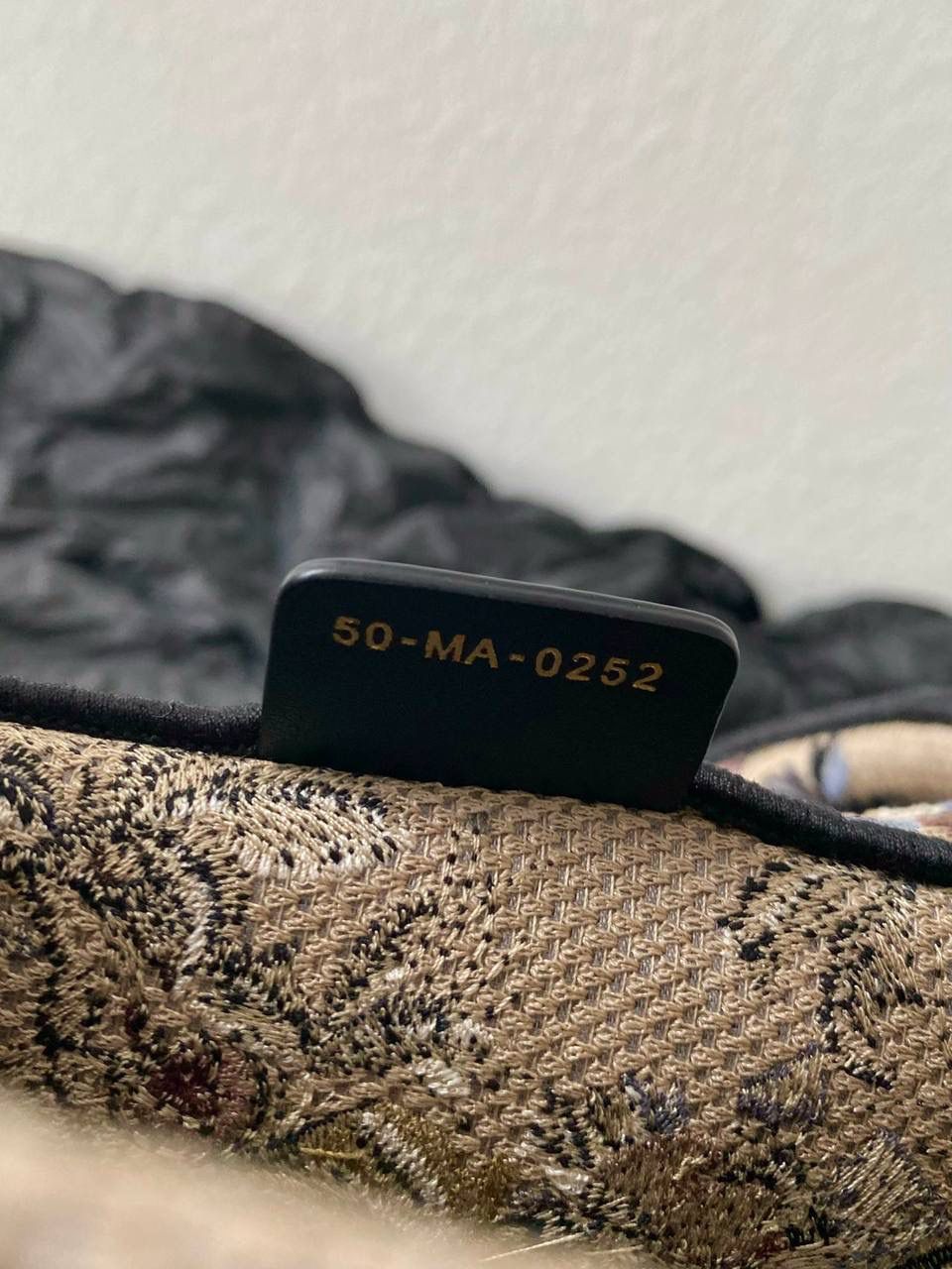 🈶浅咖花卉中号 𝗖𝗗 𝗕𝗼𝗼𝗸 𝘁𝗼𝘁𝗲购物袋"冬日花园" 充满诗意和繁花盛放，对花卉的喜爱 即使在严寒的冬天都要鲜花围绕 这是刻在骨子里的浪漫 这不只是包，还是艺术品😎 36.5×28×17.5cm