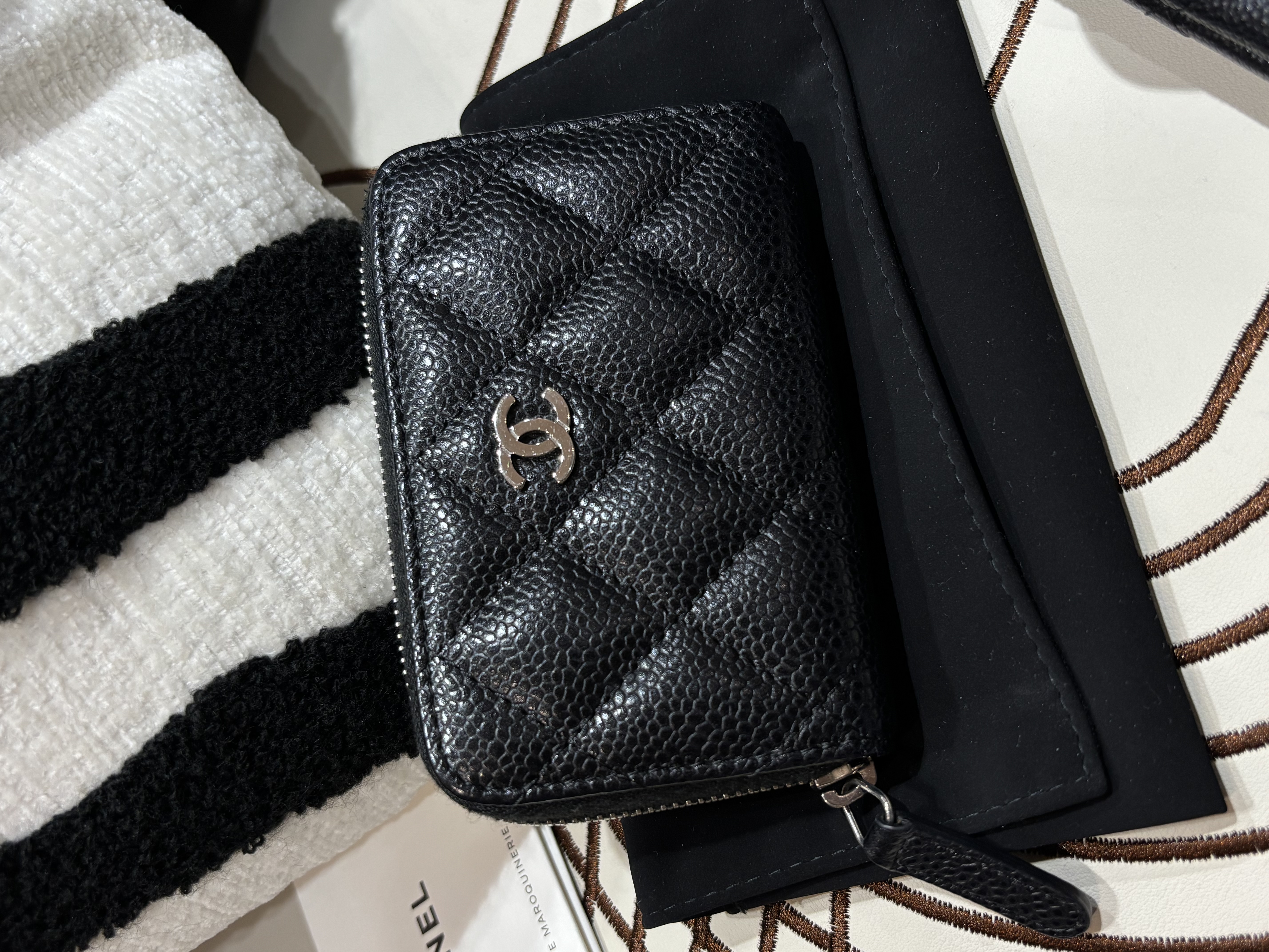Chanel zip coin purse card holder wallet 100%Authentic, 98%New  ✅24card✅Dust bag 
