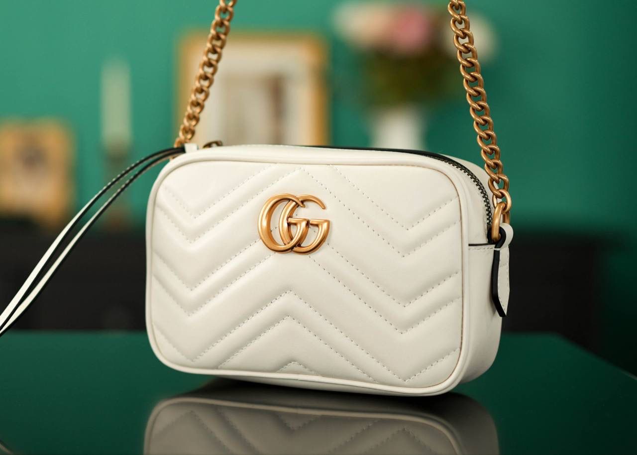 👜🔥Marmont系列绗缝迷你相机包 白色 18cm （原厂皮 全铜五金） 正品售价¥12.000 独家原厂皮发售 限量级别 白色真的好温柔 经典百搭不挑人 自重很轻 链条搭配皮革的肩带不怕溜肩 毫不夸张说 绝对是日常用出场率最高的包 官方款号 448065 尺寸迷你：18x12x6cm 小号：24x13x7cm