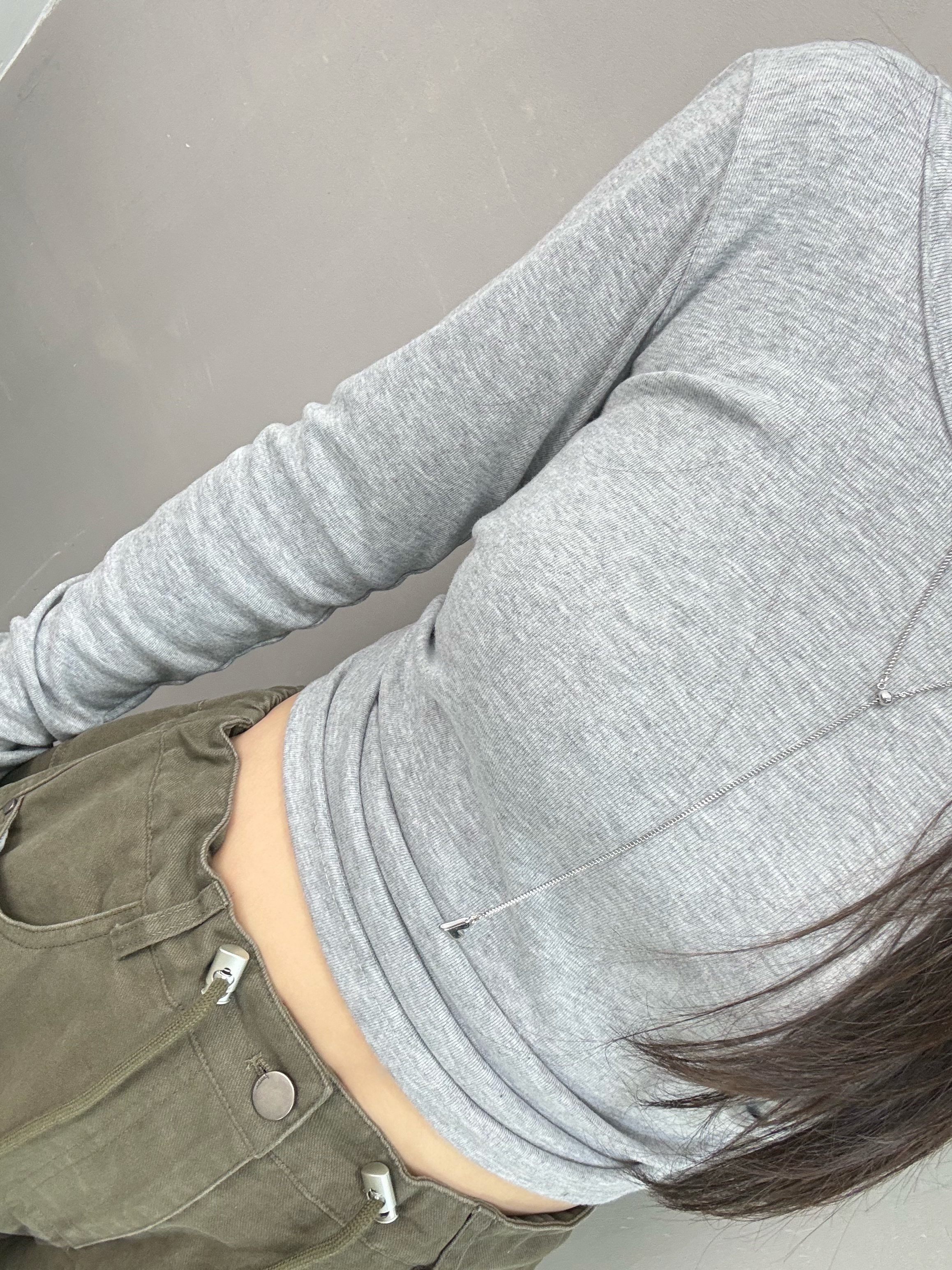 H05 後扭結露背tee