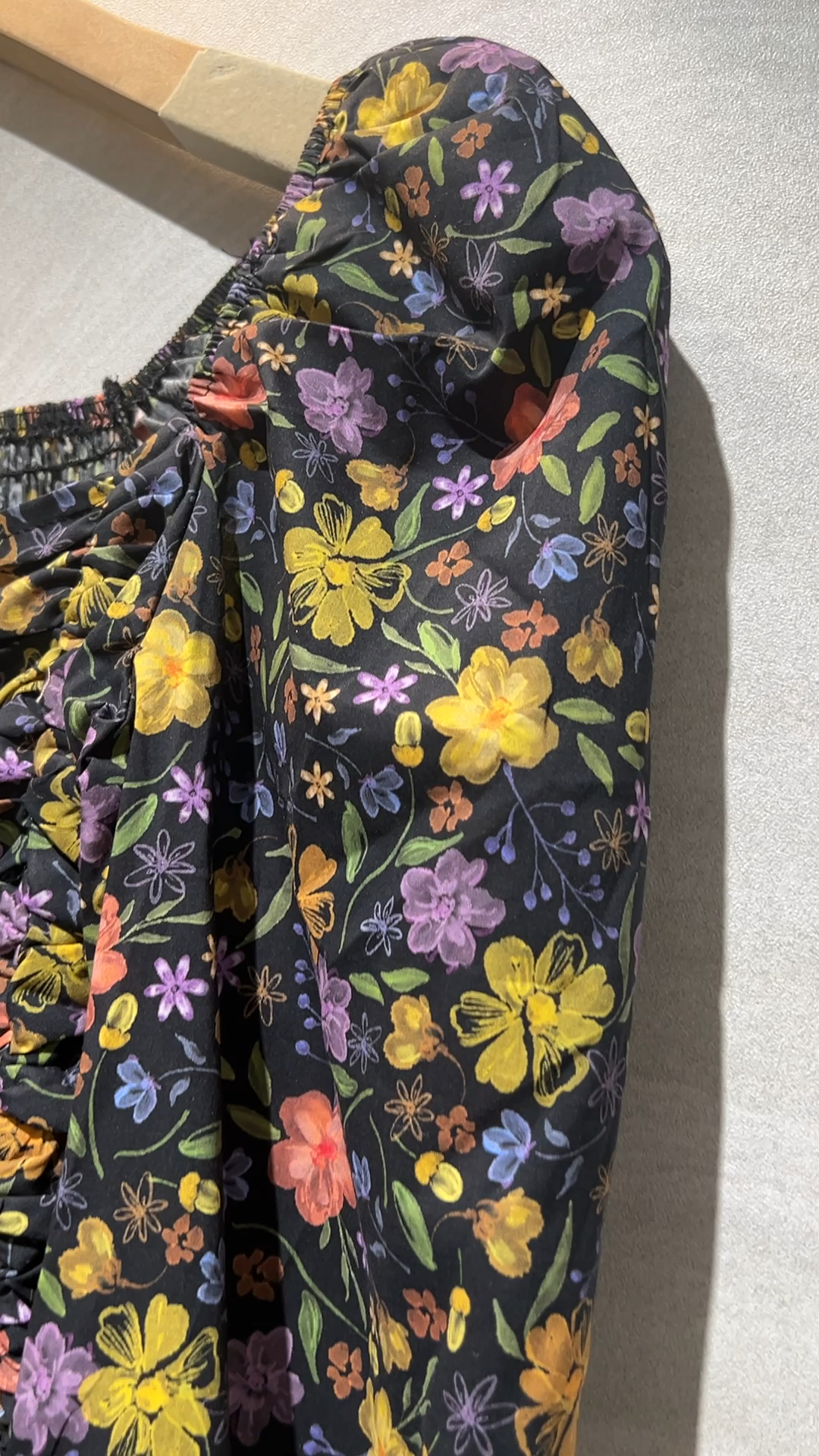 黑色手繪圖印花上衣