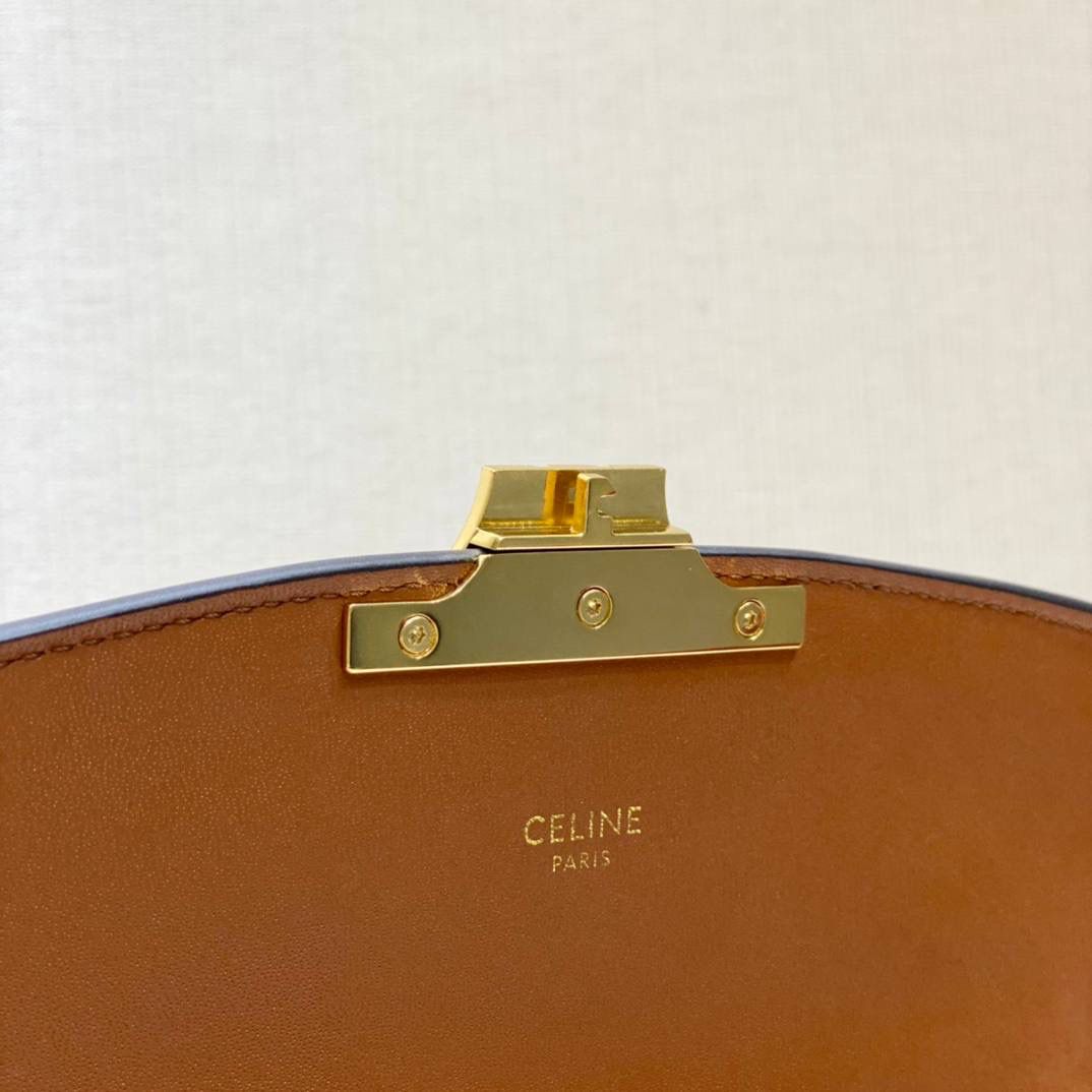 🔥大货实拍图 𝗖𝗘𝗟𝗜𝗡𝗘 ♥ 𝗧𝗥𝗜𝗢𝗠𝗣𝗛𝗘 𝗧𝗘𝗘𝗡 𝗕𝗢𝗫小号 在原来的锁扣上加了CELINE首字母凯旋门扣，完完整整的巴黎血液注入啊！将复古元素与品牌一向拿手的利落线条相结合，气质 高贵！ 型号：188882 小号尺寸：18.5*14*6cm