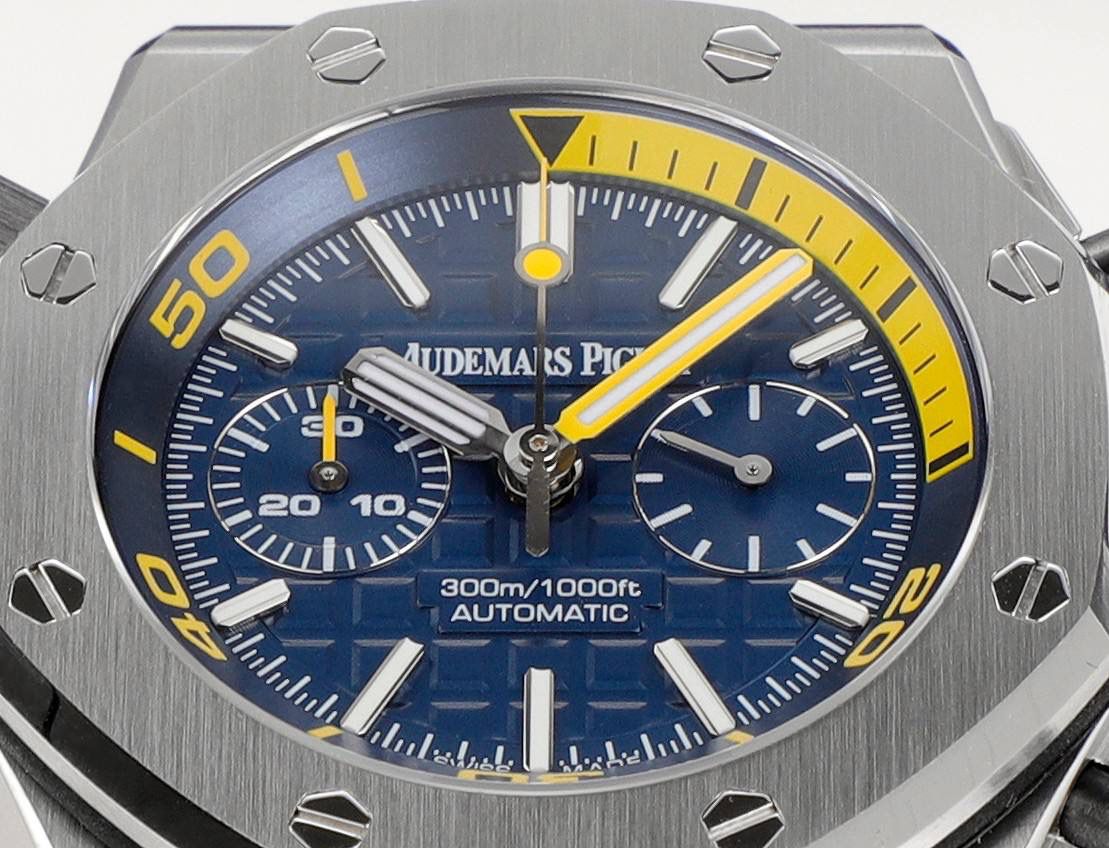 AP爱彼皇家橡树系列水果腕表 型号：26703 跑秒计时自动机械男表 搭载原版cal.3124机芯 直径：42mm 🔥🔥超强夜光 1.表壳材质选用的316L精钢，经过CNC一次成型锻造了42mm的表径，表壳在经过拉丝工艺多次打磨抛光后做到了无懈可击，包括螺钉也一致还原 2.表盘字面格纹错落有致，立体感很强。刻度线粗细程度以及长短均与正品保持一致。条钉时标内部填充超强夜光材料。两组小圆盘对称分布，就像两只小眼睛。盘面内有一圈一圈的放大环，细节处理很到位。 3.橡胶表带表面的磨砂质感很强.采用无味不沾灰尘的进口橡胶，只为提高佩戴的舒适感 4.前后玻璃都采用蓝宝石水晶镜面玻璃，镜面通透性也很强。这款腕表采用3124机芯，做到了外观和正品的极其相似，走时精准稳定！！！