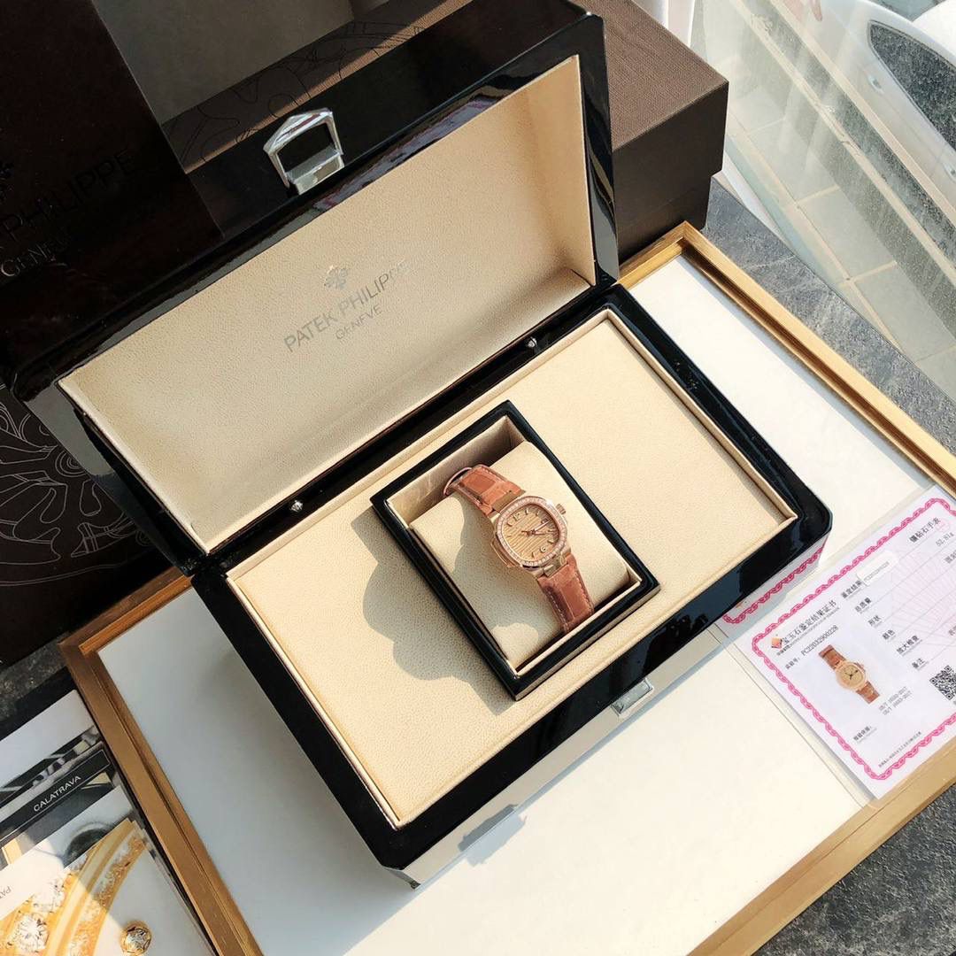 堪称一绝钢表之王，最美女款百达翡丽7010R鹦鹉螺 32mm玫瑰香槟色 表徑精巧独特舷窗结构表壳，完美优雅风格，采用不锈钢18k镀玫瑰金。水平横纹浮雕图案的表盘。表圈镶嵌46颗天然南非钻石💎美洲鳄鱼皮表带‼️