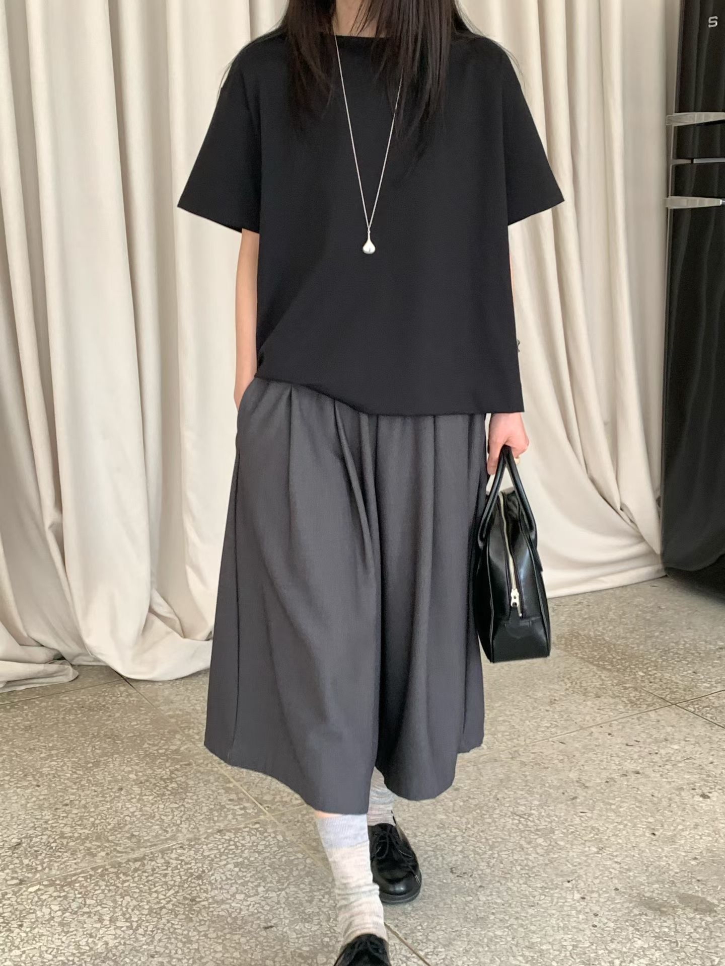 簡約時尚寬鬆短袖線條感上衣