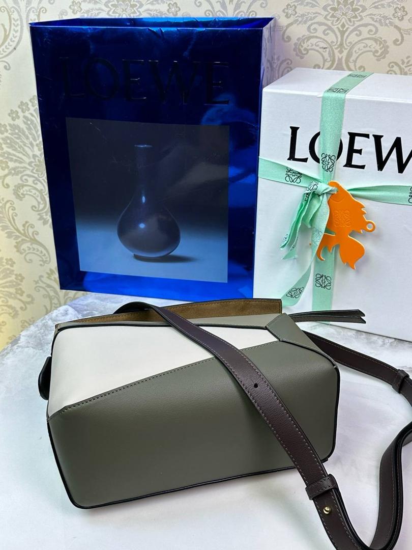 🎈最新编织手腕𝙋𝙪𝙯𝙯𝙡𝙚 ——【月桂绿拼】 尺寸：𝟐𝟒-𝟏𝟎.𝟓-𝟏𝟔.𝟓𝐜𝐦 编码：062405 ♥️以罗家经典几何设计，搭配独特的编织手腕，人字纹里布。 ♥️容量大，经典百搭，可拆卸肩带，有单肩，斜挎，手提等多样化背法。随性时髦洒脱，实用性强。 ♥️独家背景➕独家品质➕独家全套砖柜礼盒套装，市场高端品质皆在我手✌🏻