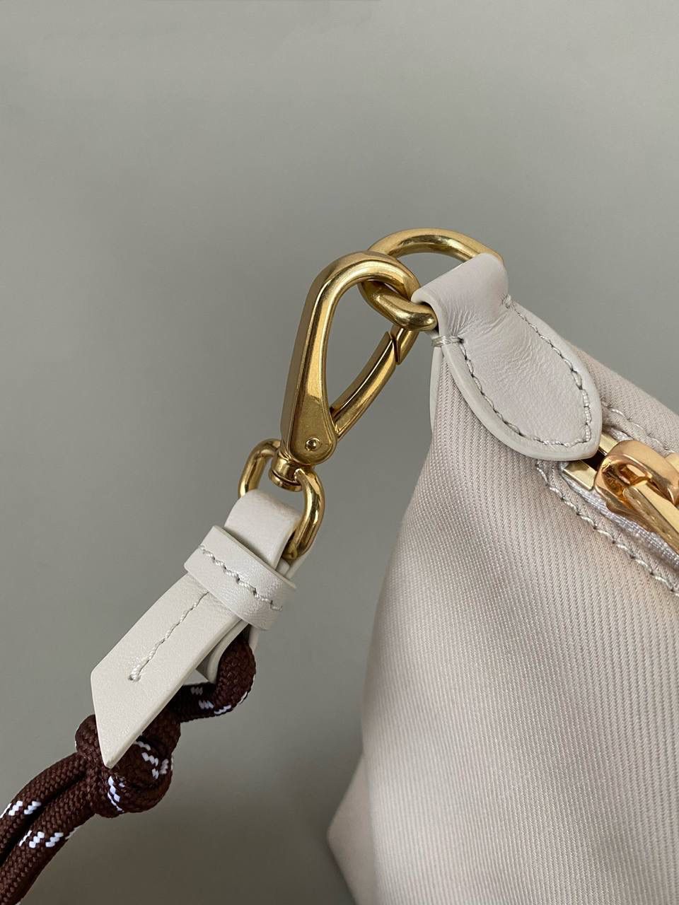 销量王🔥 𝐌𝐢𝐮𝐌𝐢𝐮饭盒包 米白色 啊啊啊，好喜欢这个彩色的碰撞！ 帆布面料搭配撞色小彩绳直接封神了！！ 每个配色，简直就是锦上添花 不敢想象这个夏天背这只有多好看！ 容量就不用说了 很好装 还很耐磨 性价比也特别的高～ 时髦精必入这只好吗 绝对日常出门回头率超高的一只 抓紧冲吖！！！ 18.5×14×10cm #F0006m