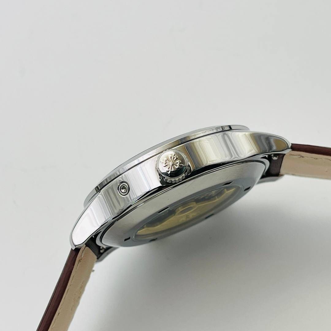 【PP Factory2022匠心大作 墙裂推荐】市场最高版本 百达翡丽双时区功能ref.5524 Calatrava飞行家旅行时间腕表系列惊艳登场！细节方面： 1⃣️【表盘】玫瑰金咖啡表盘和深蓝色涂漆表盘，表面有哑光颗粒质感、精致内敛，阿拉伯荧光涂层字体也同正品一致有立体感，将飞行表易读粗旷的风格渲染到极致。 2⃣️【表壳】同正品一致壳身为42毫米、厚度为11毫米、做工方面也继承百达翡丽的一贯作风、壳身完全镜面抛光处理，光滑细腻、增强其视觉感、在细节方面做到极致。