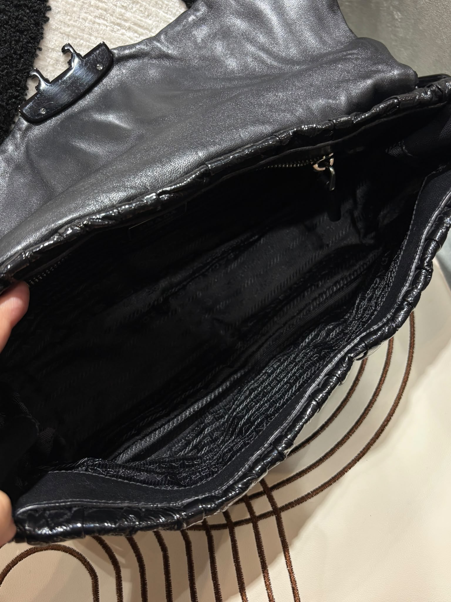 Prada So Black Shoulder Bag 油蠟皮 100%Authentic, 98%New ✅Dust bag