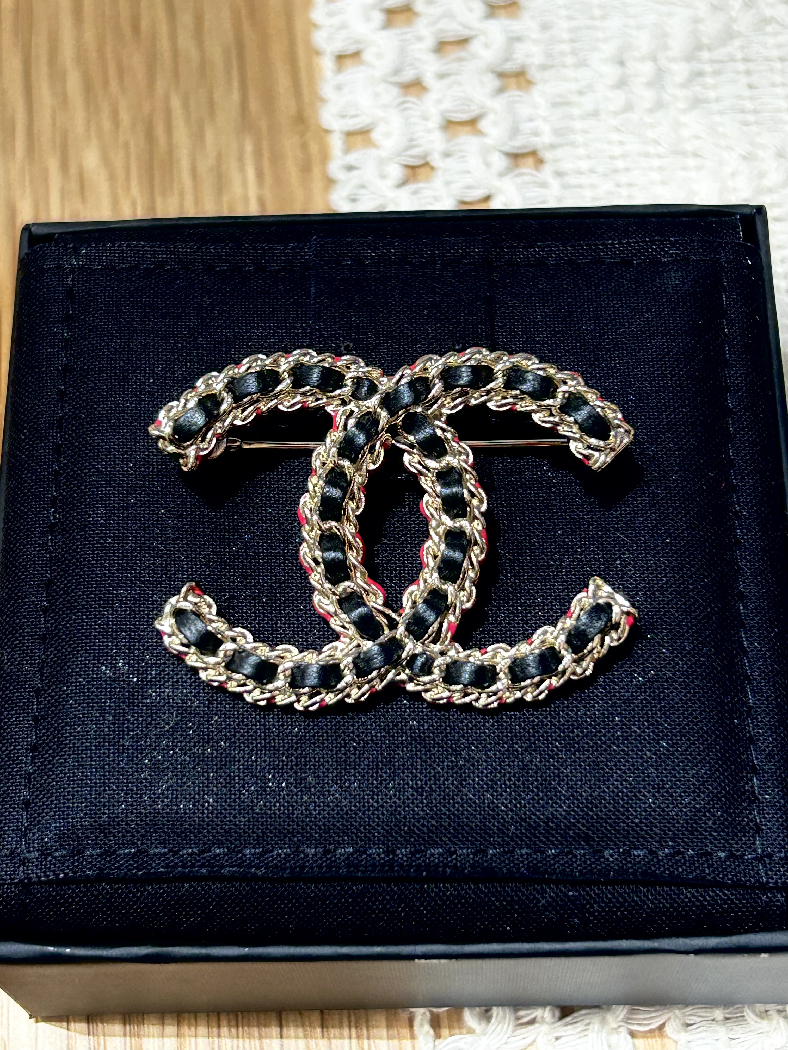 Chanel CC Brooch 100%Authentic, 99%New ✅Dust bag ✅Box