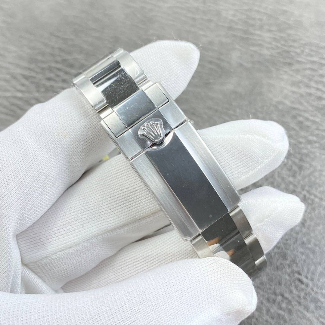 劳力士迪通拿系列，熊猫迪！出厂自带专柜品质！904精钢表带，头粒与表壳配合紧致，采用高光陶瓷圈，铂金刻度！buff指针，弥补了之前毛糙感！采用颜色最为对版表盘，刻度丁均有打磨，超强夜光！蓝宝石玻璃做了沉降，高清镀膜！整体腕表加海绵宝宝贴纸量起来厚度是12.4mm，把悟空撕了，加上玻璃做了沉降厚度是12.2mm到12.1mm，真正是专柜厚度！搭载丹东4130机芯，出厂空白机芯，做了和专柜一样劳力士4130机芯logo，而且比之前刻字要清晰很多！出厂就省了众多改装费，妥妥的性价比高，专柜相似度极高！出货实拍