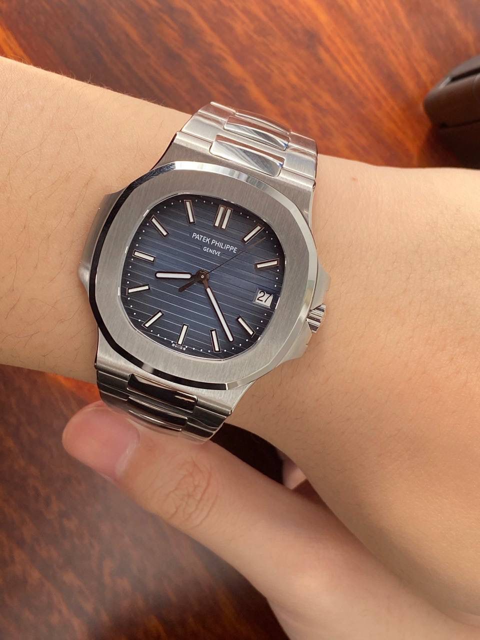 鹦鹉螺市场独家专用机芯，升级无噪音刻字版原版机芯🔥🔥 详细升级解读: 1.升级机芯全部精雕刻字，清晰不磨损，纹理做到极致。 2.升级自动陀片，采用瑞士超精密轴承，业界史无前例的安装陀片工艺。做到百分百降噪音。 3.原版机芯，无假夹版，无假摆轮，无假红宝石。WY-3k厂完整的复刻出3.3毫米的绝版高品质324SC机芯. 4..升级表盘刻度夜光超亮，而且整体做到和谐一致同步亮度。 5.鹦鹉螺经典蓝盘，目前改进与正品一致的颜色，秒杀其他工厂的表盘细节和做工。 6.日历窗口每一只手表做了水平正位，不出现偏斜遮挡。 7.把头调节档位顺畅度的多次调试，调试到最佳状态。使得升级版手雷调校时间和上链的手感畅顺 8.升级了整个手表厚度8.3毫米，完美实现全网最薄机械表，等同原装厚度。佩戴起来舒适无比。 9.重点强调324Sc机芯顺时针调日历，也就是由上往下调日历。注意辨析和正品一致。 10.调节时间的时候，拉表冠二挡。大秒针是不停止的。和正品也是一致。