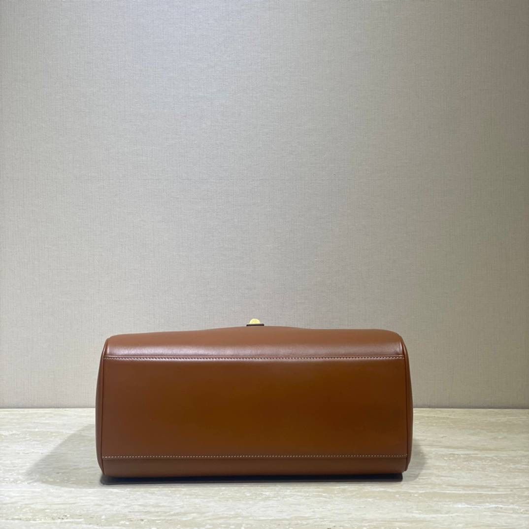 🔥大货实拍图 𝗖𝗘𝗟𝗜𝗡𝗘♥𝟭𝟲 𝗦𝗢𝗙𝗧中号 型号：195543 尺寸：32*24*15cm