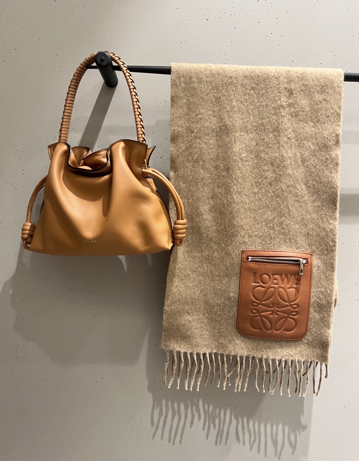限時優惠✨訂貨🍒Loewe Scarf in wool and cashmere  皮質口袋，有設計感 Size 28x180cm