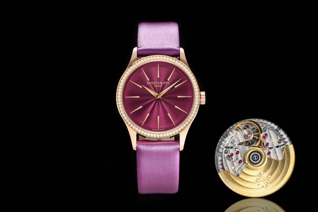 新品女款百达翡丽古典表系列——4897腕表，强势推荐！ 古典魅力，经典重现，正装表王震撼登场。完美还原表中王者的独特质感和简约格调。【精彩细节】 1.搭配定制版机芯改Cal.215自动机芯，动能储存长达45小时，振频28800每小时。 2腕表尺寸33MM，尺寸数据完美吻合正品，佩戴轻便，还原正品体验。 2.采用与原装一致的锅盖型穹顶玻璃，特镀有双层抗眩晕增透镀膜。 3.表盘搭配72颗钻及指针和时标釆用日晖纹装饰，光泽质感更加柔和，让你每次看时间都心花恕放，之后再采用镀铑工艺处理，确保光泽度和质感不亚于原装。防水50m表带意大利进口小牛皮表带，做工精致，包边细腻，尽显大牌风范，搭配Patek 。Philippe原厂级针扣，更显示这款腕表的华贵气质😍😍💯