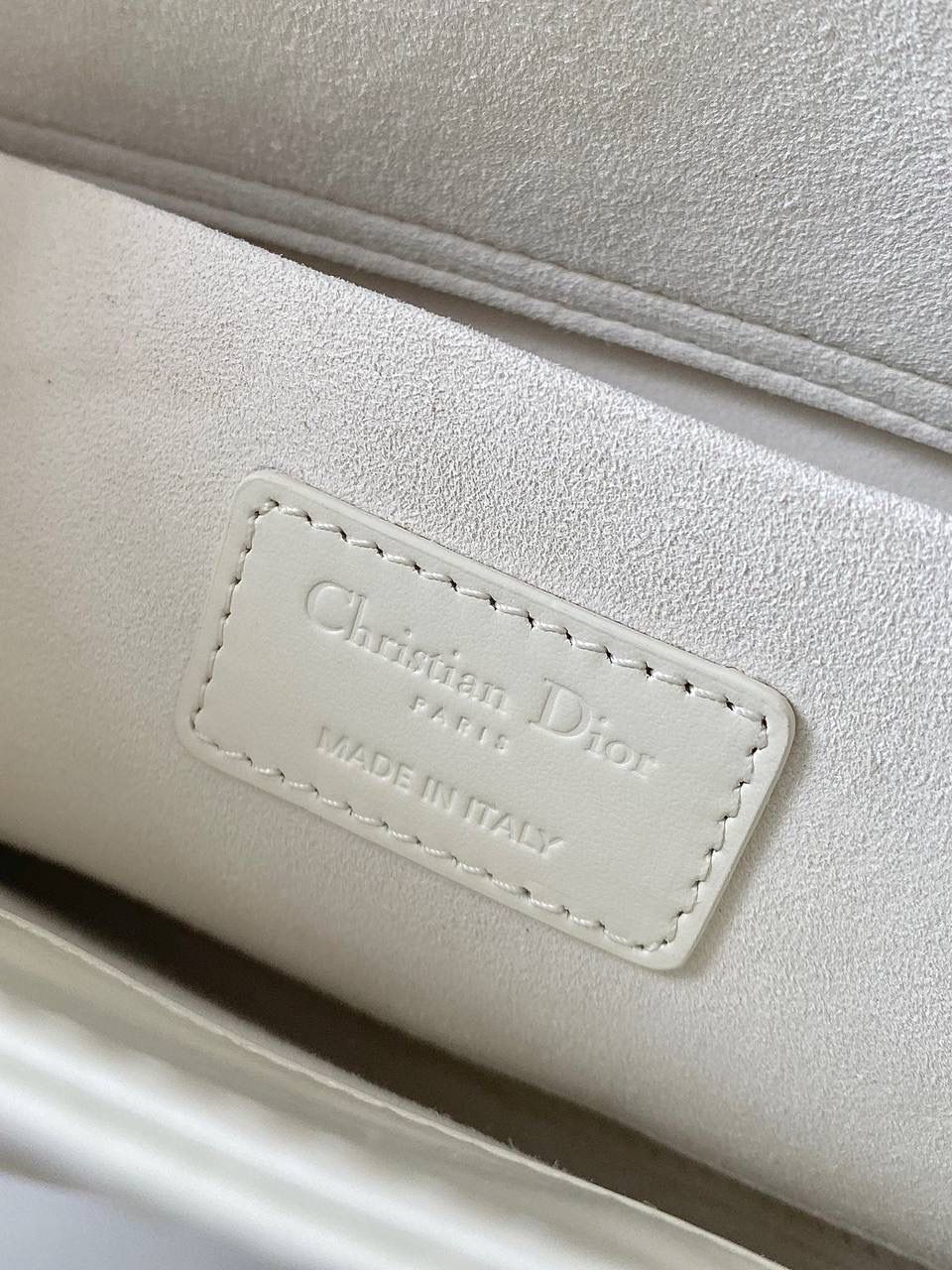 钻石白🎀𝗗𝗶𝗼𝗿 𝗗-𝗝𝗼𝘆 𝗯𝗮𝗴 时尚果然就是轮回，回归了一把中古戴妃 特殊处理的哑光牛皮钻石藤格纹，八个切割面挺括有型，全套磨砂材质五金，长方包形短链条➕细长肩带直接封神！！ 复古时髦感超强，真是什么场合都可以把住 绝对是lady中的天花板了，强势出圈啦姐妹们😎✨ 26 x 13.5 x 5cm