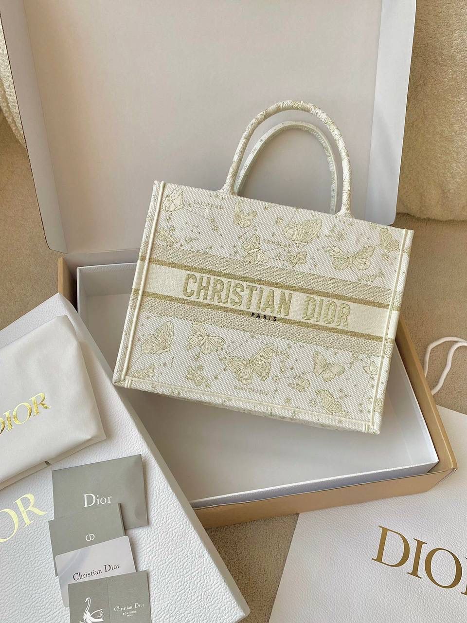 🈶金色蝴蝶中号 𝗖𝗗 𝗕𝗼𝗼𝗸 𝗧𝗼𝘁𝗲 24圣诞限定🎄 圣诞季这一波𝗗𝗜𝗢𝗥真的稳赢 浪漫的蝴蝶刺绣 象征着自由和转变 高级的配色 精致的造型与细节设计，无不透露出一种温柔而魔法般的美感💐🎀 呜呜真的太好看了，姐妹们必冲！ 36×27×16cm