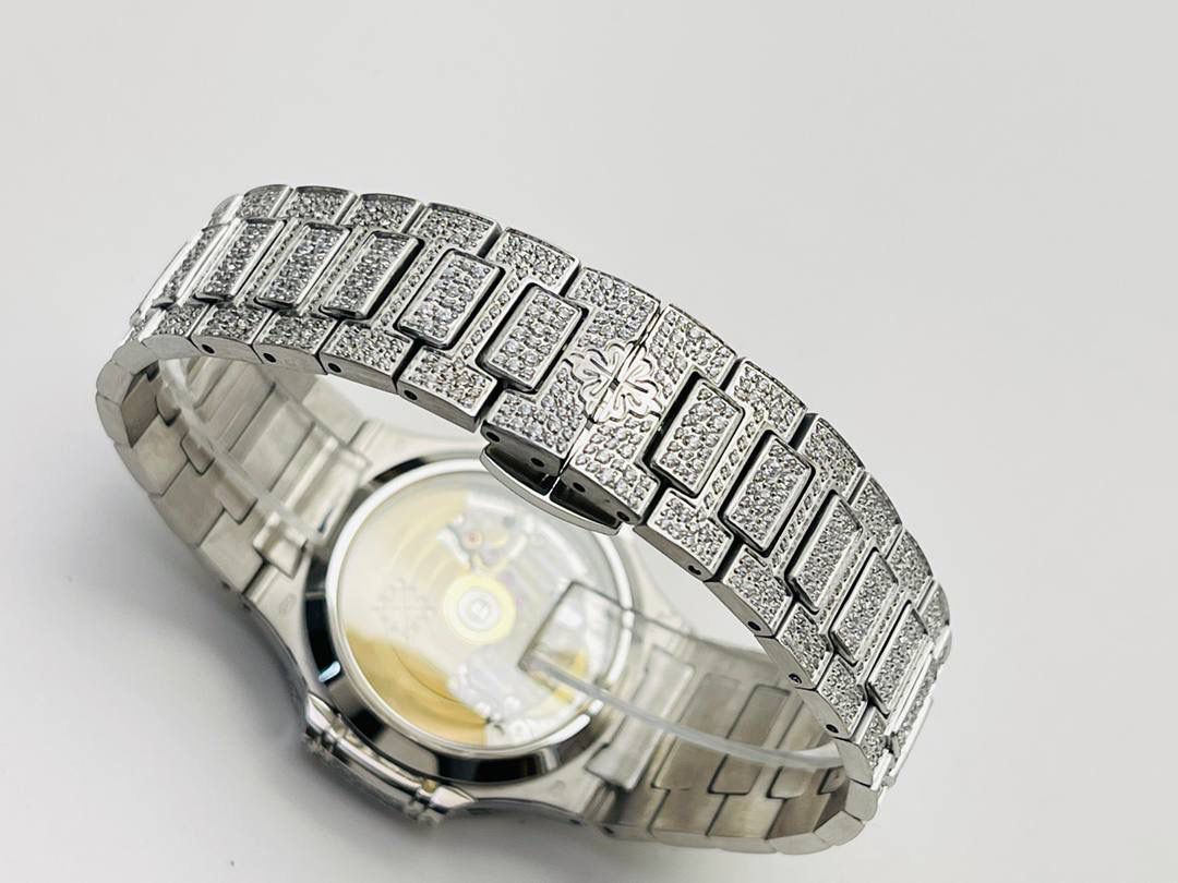 —百达.翡丽7118女士鹦鹉螺 满钻限量款 少量到货，限量供应（全身采用八心八箭天然奥宝水钻）😍😍 1⃣️腕表:定制9015改324 S自动一体上链机械机芯，中心大秒针！ 2⃣️表盘:密镶钻，拥有286颗钻 3⃣️表壳:密镶拥有518颗钻，拥有蓝宝石水晶透盖。 4⃣️直径35.2MM！ 5⃣️表链:采用拥有1729钻采用罕见的“不规则雪花镶钻”工艺，令腕表更添耀眼光彩，这项工艺需要将大小各异的钻镶嵌并固定到位，尽可能隐匿每颗钻之前的贵金属痕迹。 6⃣️顶配鹦鹉螺7118满天星！ 目前算是最奢华的女款鹦鹉螺 应该没有人能拒绝了它了吧？ 雪花❄️镶钻全身 不仅是表盘，表带都是雪花镶钻总之一个字“闪”（白色为真空炉内白金，玫色为真空炉内纳米玫瑰金）