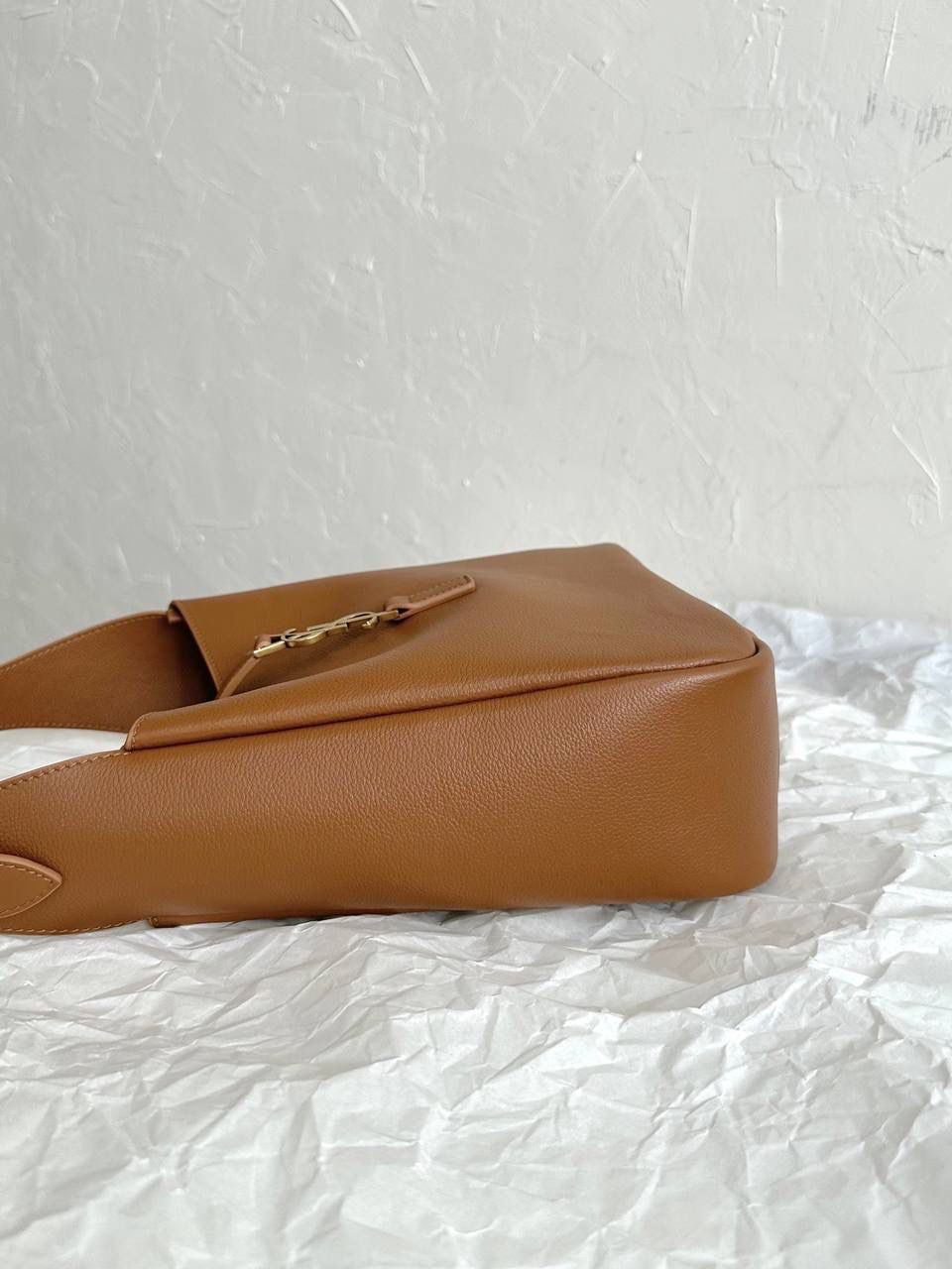 销量王🔥 ys1 hobo bag腋下包 我和你们说，这只包看着普普通通 但是上身是真的很好看！ 第一次看到他们家有这种慵懒的腋下包 整个包都是柔软的原厂胎牛皮 又轻容量又大，真的很～～好背 这只包的灵魂在于圆滚滚中又有型 市场很多做得太挺括硬朗，那种货打咩啊❌ ZP开发⚠️全套包装哦～ 23×22×8.5cm713938m