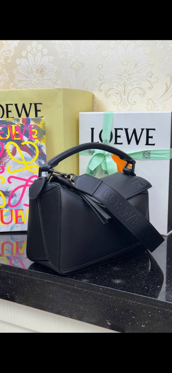 👉🏻小号𝙿𝚞𝚣𝚣𝚕𝚎 【宽肩带】 平纹/Anagram牛皮手袋👜 尺寸:𝟐𝟒-𝟏𝟔.𝟓-𝟏𝟎.𝟓𝐜𝐦 编码:652225黑色 秋冬最新爆款上线啦…⤴️ 从手袋的小牛皮革、缝线、背带的金属环扣，内里内衬细节.都换上了最新的饱和单色系，细腻质感，为手袋增添了不一样的视觉魅力🔅