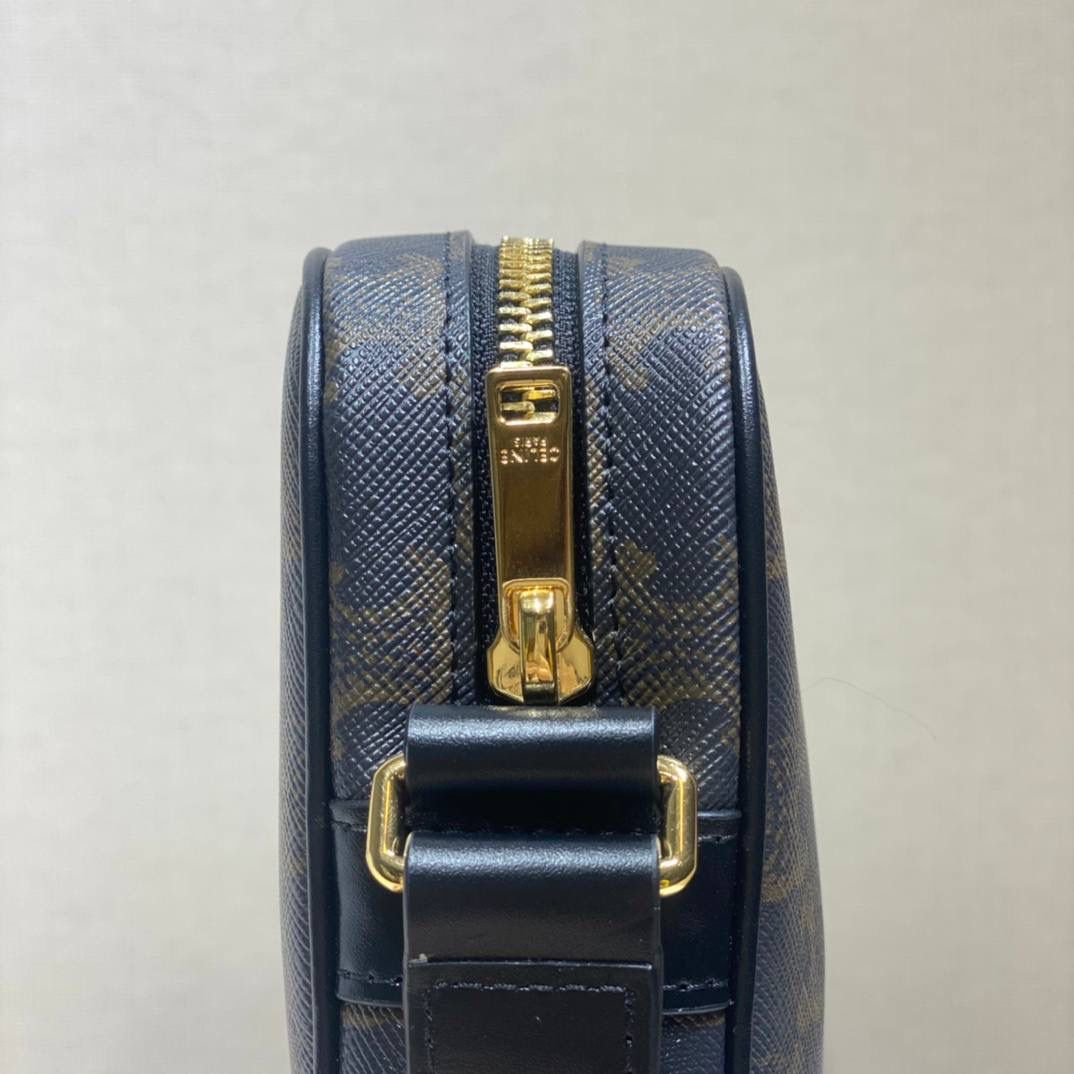 🔥大货实拍图 𝗖𝗘𝗟𝗜𝗡𝗘♥标志印花邮差包 不可否认Hedi的确做男款是很厉害的，这个老花相机包既实用又很好凹造型，绝对的好物推荐！型号：194502 尺寸：23*15*5cm