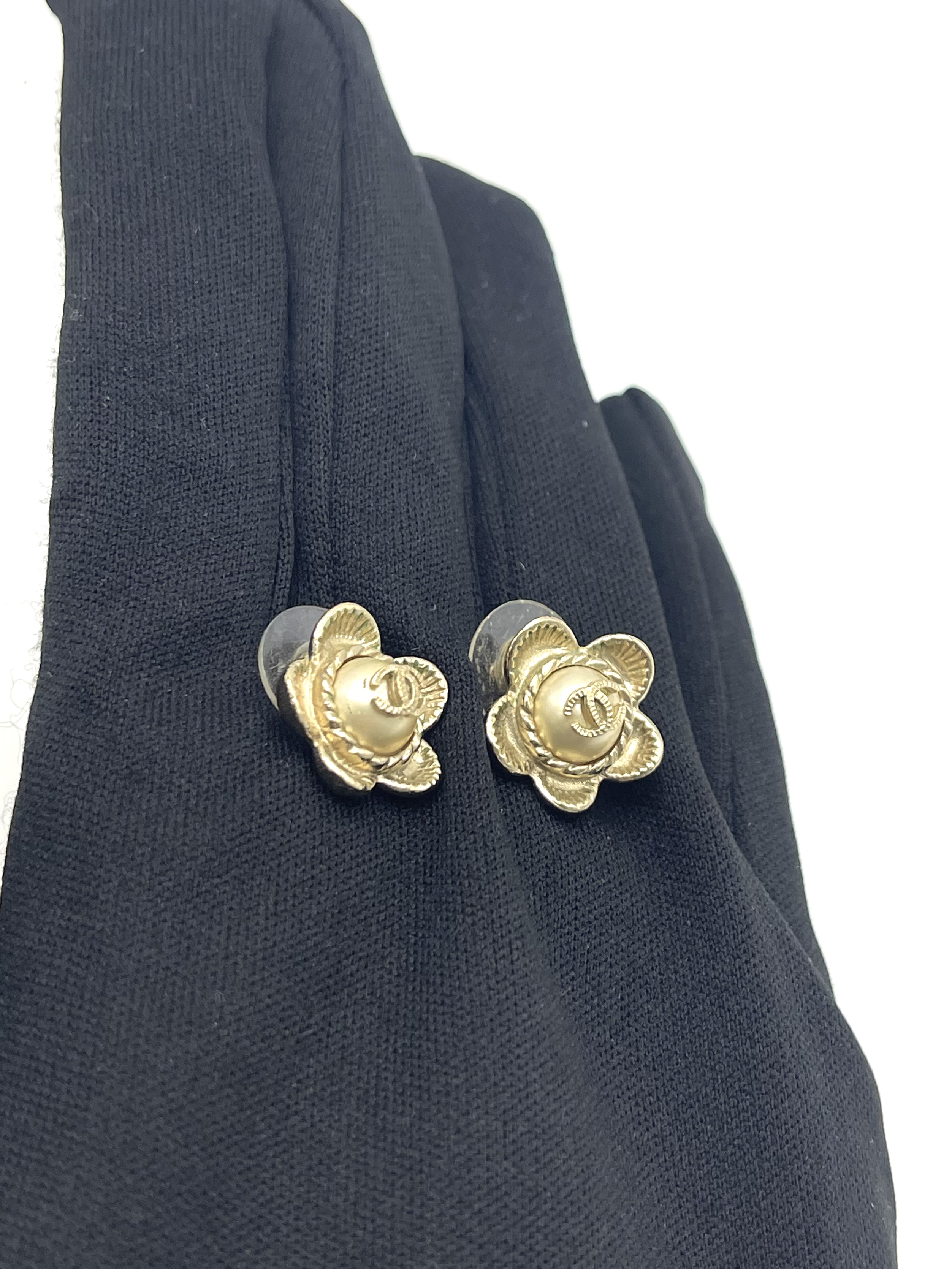 Pre-owned Chanel CC Camellia Earrings / Product Code: 26050619