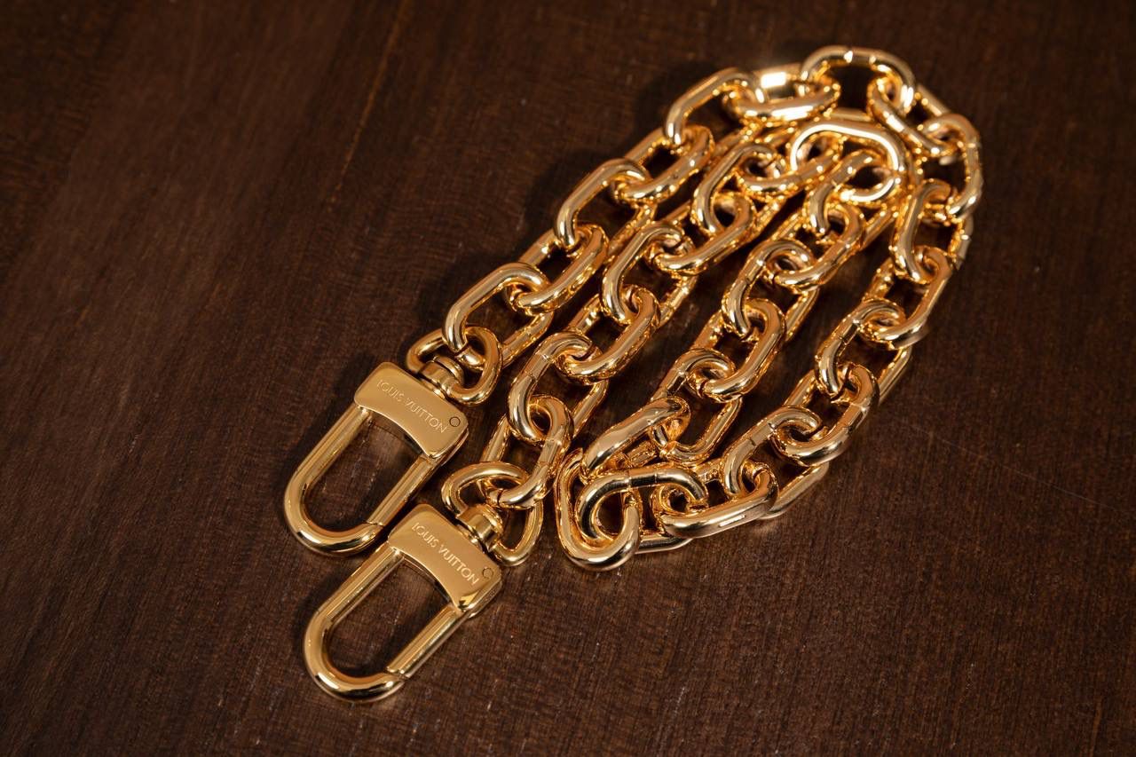 LV小邮差🎀 用的是 A+ 级全钢五金，亮亮的很有质感；再加上进口高弹面料，摸起来舒服，有弹性又有光泽，真的很加分咯 ✨ 渠道货包装，简单大方不浮夸。尺寸 21.5 × 13.5 × 6cm，小小一只但很实用，出门背刚刚好 👜