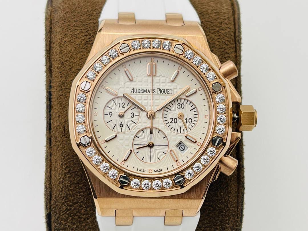 爱彼AP皇家橡树离岸系列37MM石英VK计时腕表！ 1⃣️瑞士进口石英机芯，此款爱彼是女款，不仅拥有男表的硬朗霸气风格，还增加了几分柔美、使得女装腕表更加时尚个性也是当下最热门的爱彼女式腕表之一！ 2⃣️表壳904L精钢！ 3⃣️圈口奢华南非钻，带来非凡触感与视觉享受！ 4⃣️表带采用白色液态硅胶，不一样的佩戴体验！ 非常难得的款式希望你们不要错过哦！欢迎您的品鉴！😎💯🚀