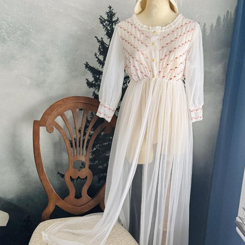Vintage C.a. 1960s Embroidery White Chiffon Sleeping Gown (MT2522)