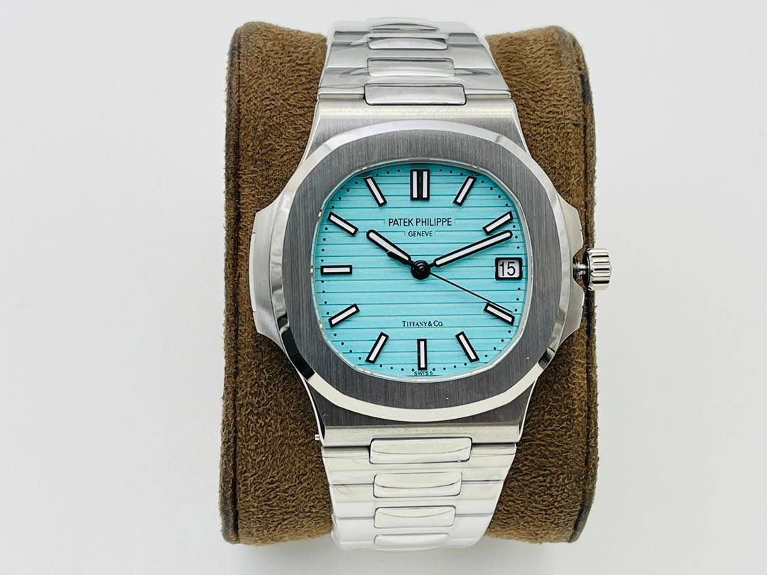 真正的王炸百达鹦鹉螺5711蒂芙尼蓝！百达联名Tiffany全球限量款！鹦鹉螺推出升级原版机无噪音刻字版。😍🤩 详细升级解读: 1.升级机芯全部精雕刻字，清晰不磨损，纹理做到极致。 2.升级自动陀片，采用瑞士超精密轴承，业界史无前例的安装陀片工艺。做到百分百降噪音。 3.原版机芯，无假夹版，无假摆轮，无假红宝石。完整的复刻出3.3毫米的绝版高品质324SC机芯. 4.升级表盘刻度夜光超亮，而且整体做到和谐一致同步亮度。 5.鹦鹉螺经典蓝盘，目前改进与正品一致的颜色，秒杀其他工厂的表盘细节和做工。 6.日历窗口每一只手表做了水平正位，不出现偏斜遮挡。 7.把头调节档位顺畅度的多次调试，调试到最佳状态。使得升级版手雷调校时间和上链的手感畅顺！ 8.升级了整个手表厚度8.3毫米，完美实现全网最薄机械表，等同原装厚度。佩戴起来舒适无比。 9.重点强调324Sc机芯顺时针调日历，也就是由上往下调日历。注意辨析和正品一致。 10.调节时间的时候，拉表冠二挡。大秒针是不停止的。和正品也是一致。