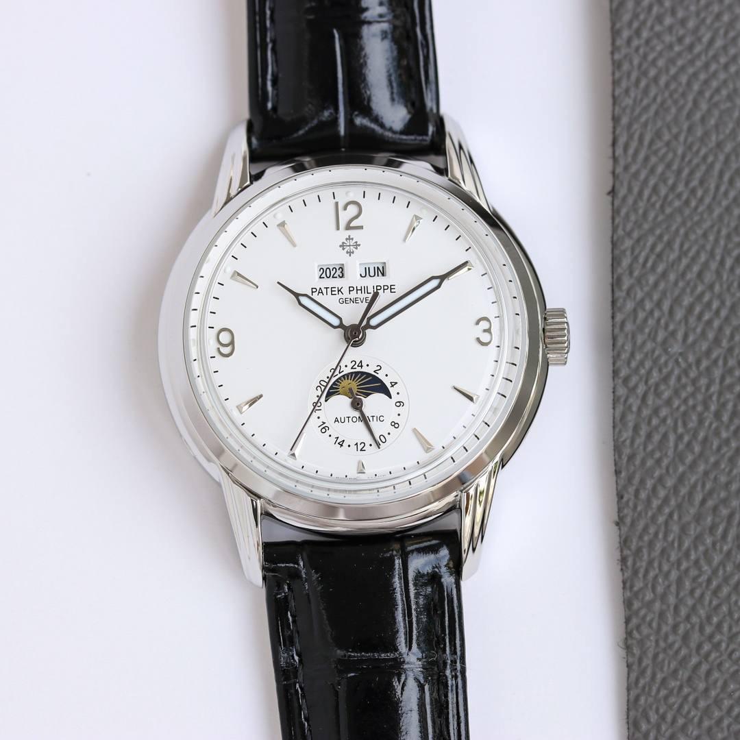 重金打造经典时计——百达翡丽5320G-001超级复杂功能时计直径40毫米一体冲压成型的双层式精钢表壳，致敬了经典的设计语言奶油色的表盘营造复古氛围，表盘边缘刻印有密分秒数刻度，配金质阿拉伯数字及五分钟凸圆刻度字钉，更有立体感。时分指针以巴顿式设计为基础，配以尖长的针尖，这特色造型是呼应了 1950 年代 Ref. 1463 计时码表的指针。表盘6点位置是月相显示和日期分拨。所有的万年历标志都很好，一眼就能读懂。内里搭置了仿324 S Q 自动上链机芯，是 324 自动上条传奇机芯的精装版本。机芯夹板桥经倒角，边缘作细意打磨，主夹板饰以鱼鳞纹，而夹板则缀以日内瓦波纹，夹板表面有包金雕刻，螺丝凹槽经打磨和倒角，连钻孔亦同样经打磨处理。搭配朱古力啡色牛皮表带，进一步带出复古气息。经典气息满满，欢迎表友品鉴👍👍