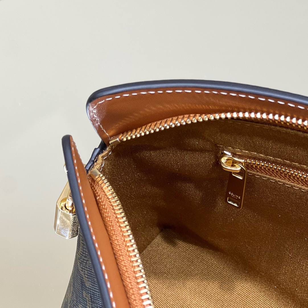 🔥大货实拍图 𝗖𝗘𝗟𝗜𝗡𝗘 ♥ 𝗟𝗢𝗖𝗞洗漱包 型号：4M1862 尺寸：16*27*9cm