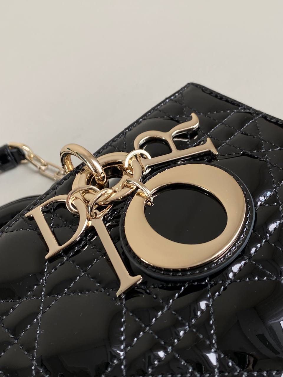 黑色中号🖤𝗗𝗶𝗼𝗿 𝗗-𝗝𝗼𝘆 𝗯𝗮𝗴漆皮款 时尚果然就是轮回，回归了一把中古戴妃 长方包形，短链条➕细长肩带直接封神！！ 复古时髦感超强，真是什么场合都可以把住 绝对是lady中的天花板了，强势出圈啦姐妹们💗 26 x 13.5 x 5cm