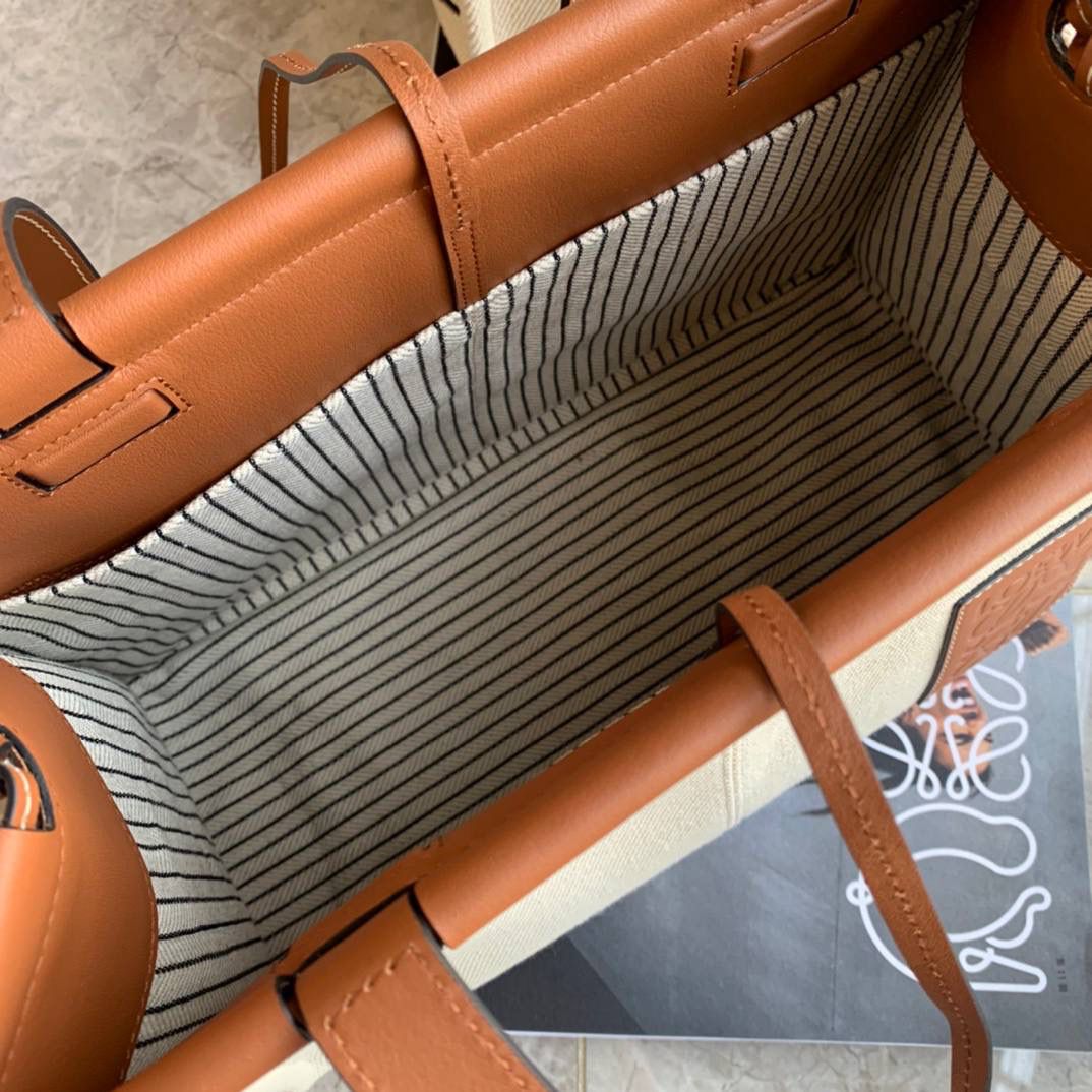 * 𝘊𝘶𝘴𝘩𝘪𝘰𝘯 𝘵𝘰𝘵𝘦 小号 尺寸:32-24-16cm 编码:702001小号布配棕 采用独家定制进口帆布拼进口小牛皮，搭配独家定制进口条纹内衬tote 购物袋 上班通勤款💯分，属于仙女们闭眼就可以入的款✌✌