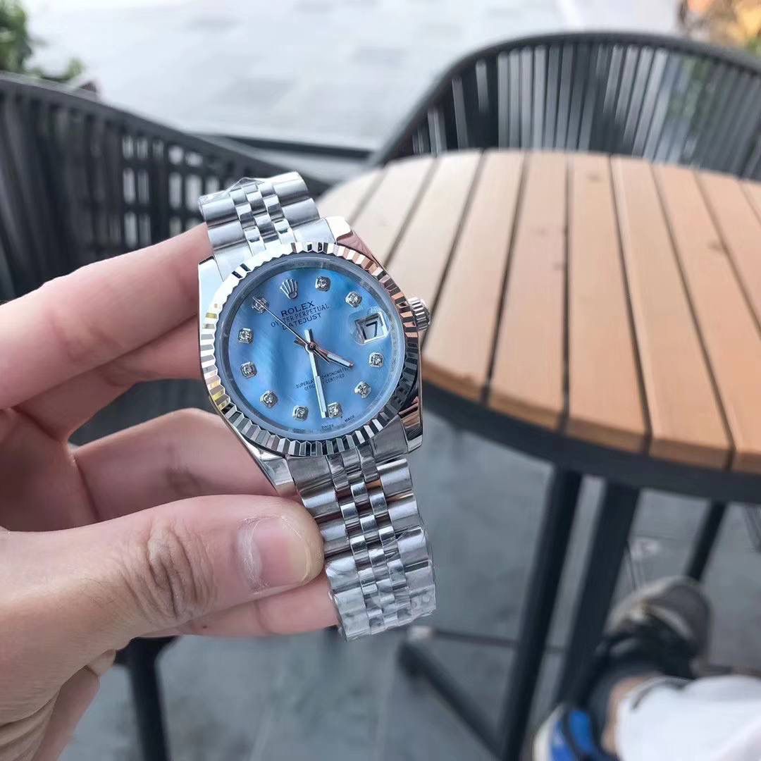 劳力士，Rolex系列日志腕表，采用全自动机械机芯，【表壳直径36mmX厚10mm与原装同步】有人钟情其精确，有人欣赏其典雅，有人喜爱其坚固，至尊名表劳力士（Rolex），品质精良，工艺精湛，糅合尊贵、典雅和独特气质于一身，位列世界手表业之翘楚，被称为“精确”的代名词，自家拍摄图片 演绎出奢华与精致的品牌精神